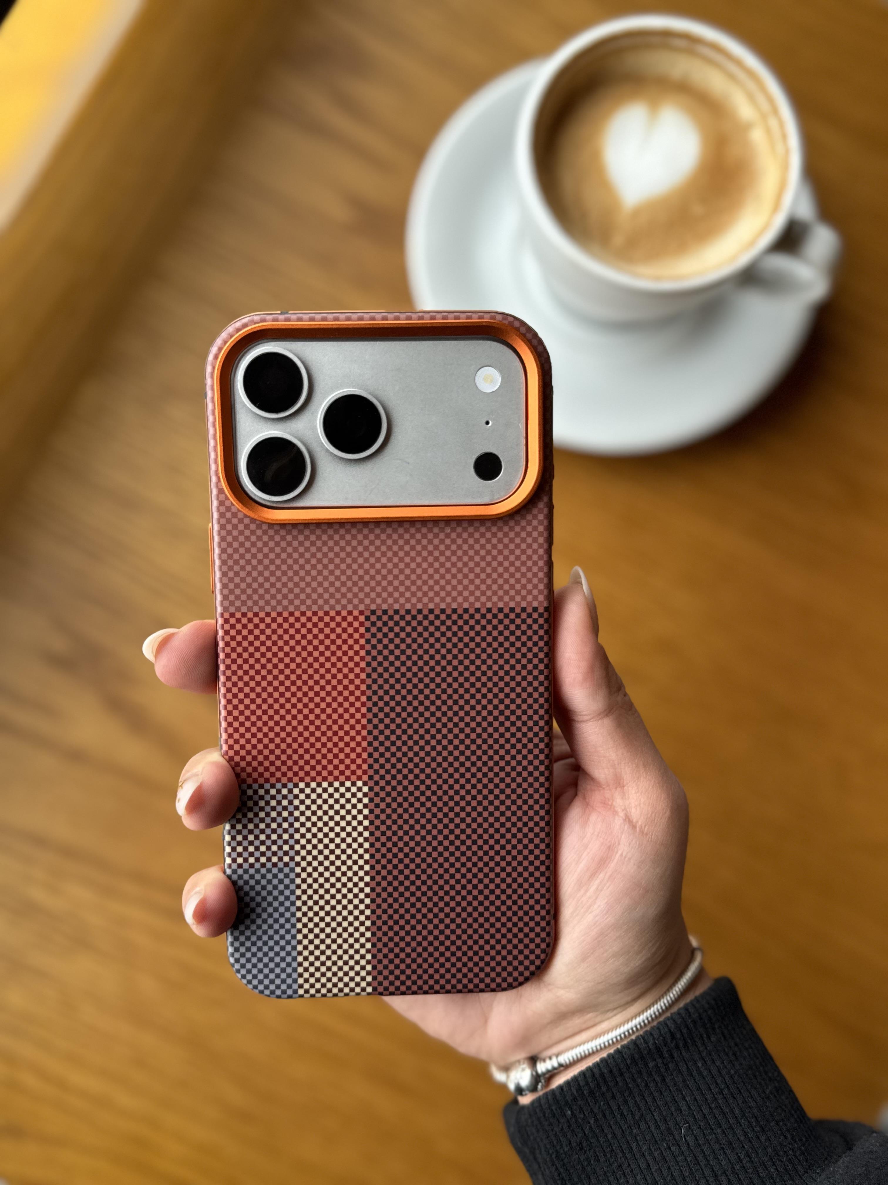 Carbon Magsafe Detaylı İphone Telefon Kılıfı Turuncu