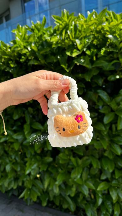 Örgülü Airpods Çantası Hello Kitty Beyaz