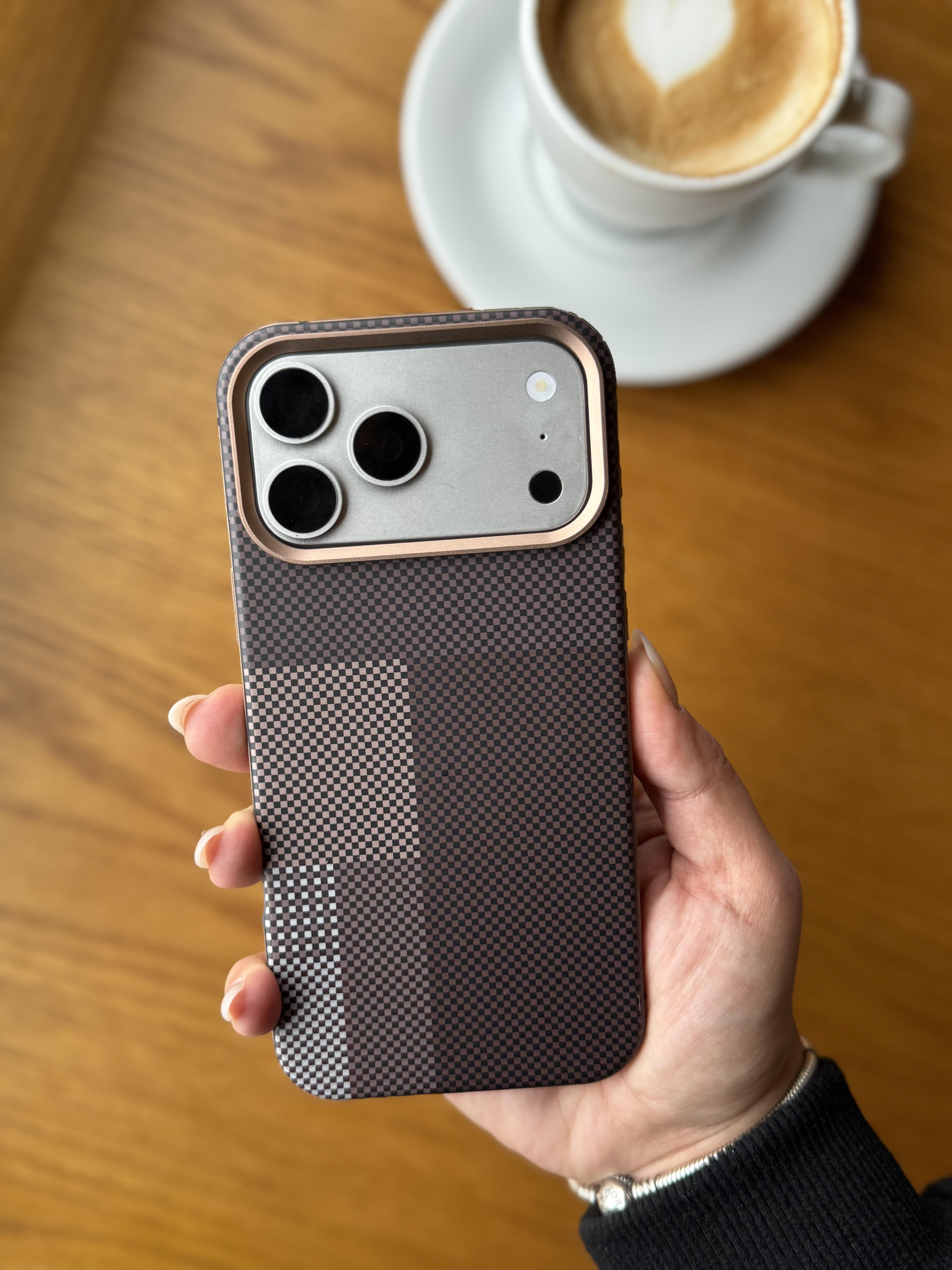 Carbon Magsafe Detaylı İphone Telefon Kılıfı Kahverengi