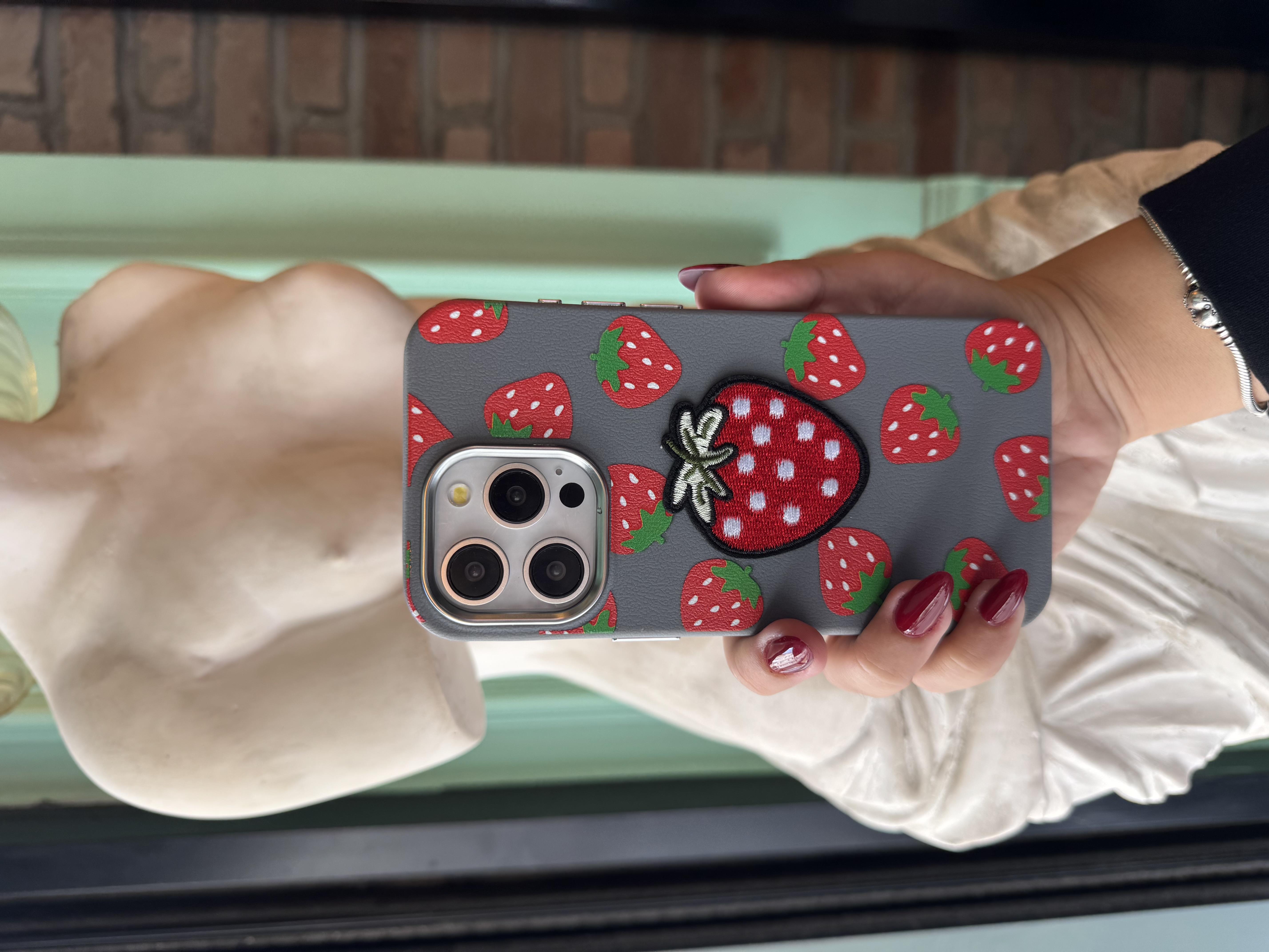 Çilek Detaylı İphone Telefon Kılıfı Gri