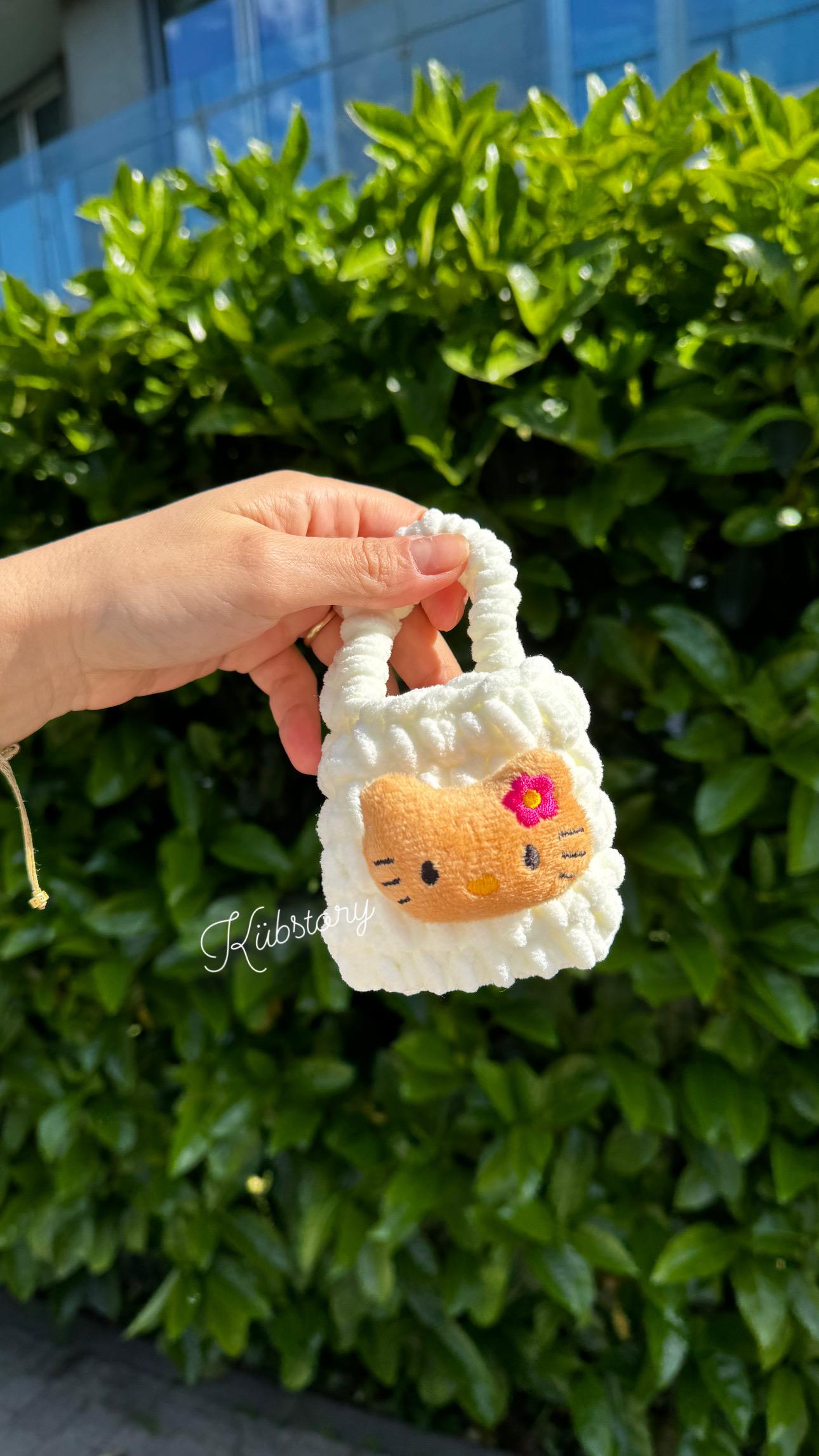 Örgülü Airpods Çantası Hello Kitty Beyaz