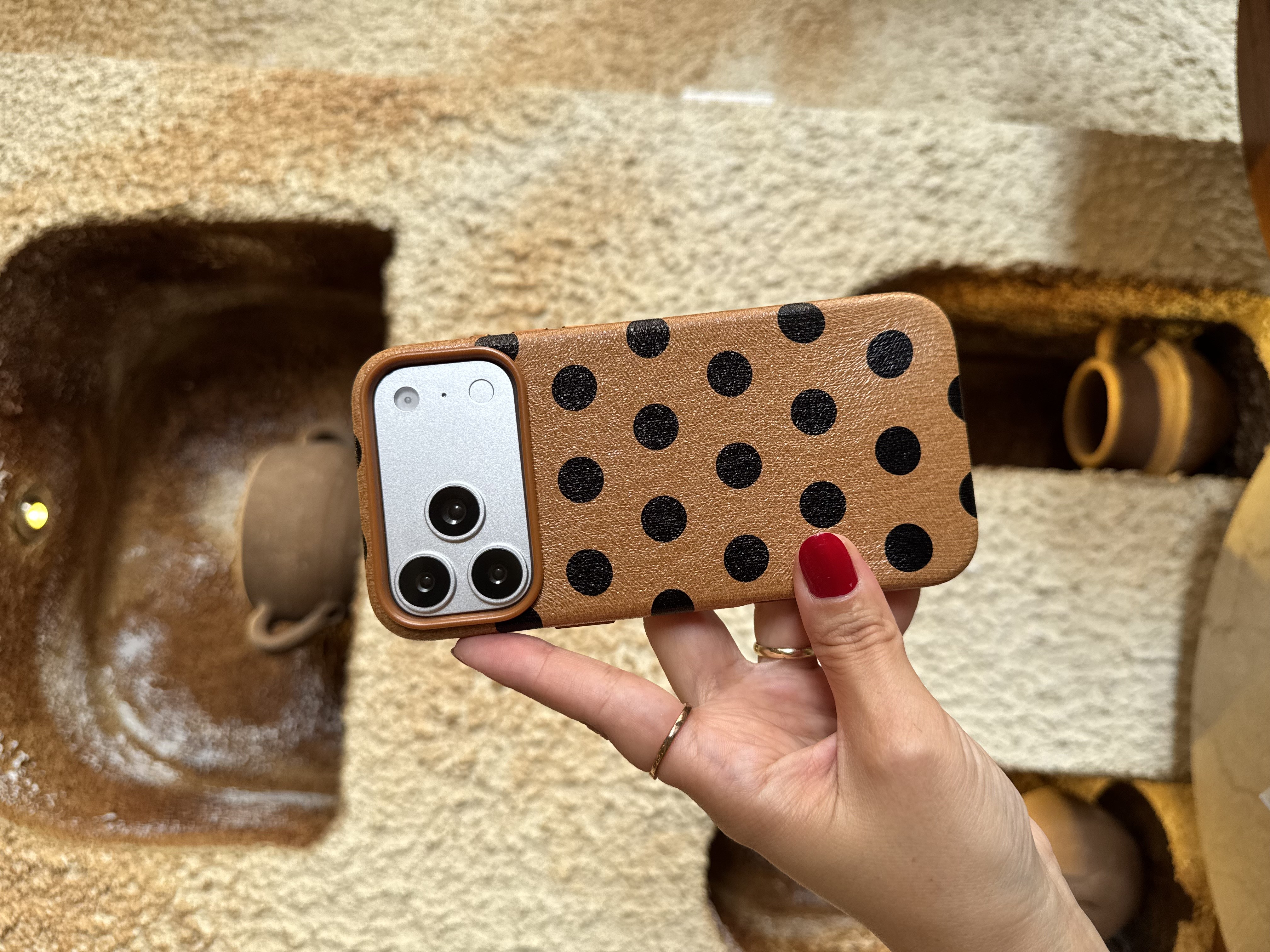 Puantiye İphone Telefon Kılıfı Kahverengi