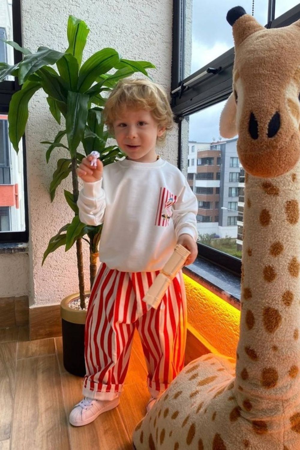 Unisex Gabardin Pantolonlu Ördekli Kırmızı Çizgili Takım