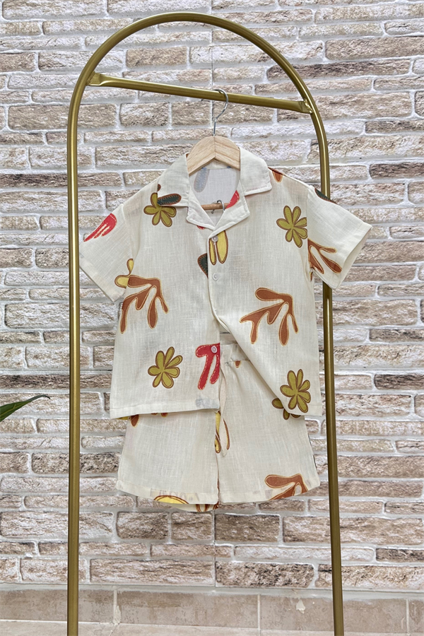 Desenli Gömlekli Keten Bej Şortlu Takım