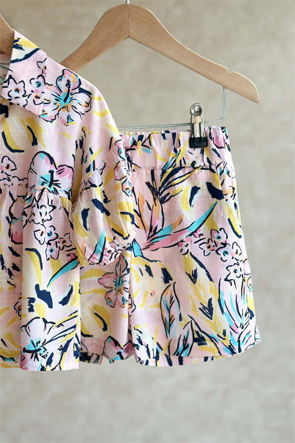 Renkli Gömlekli Şortlu Takım