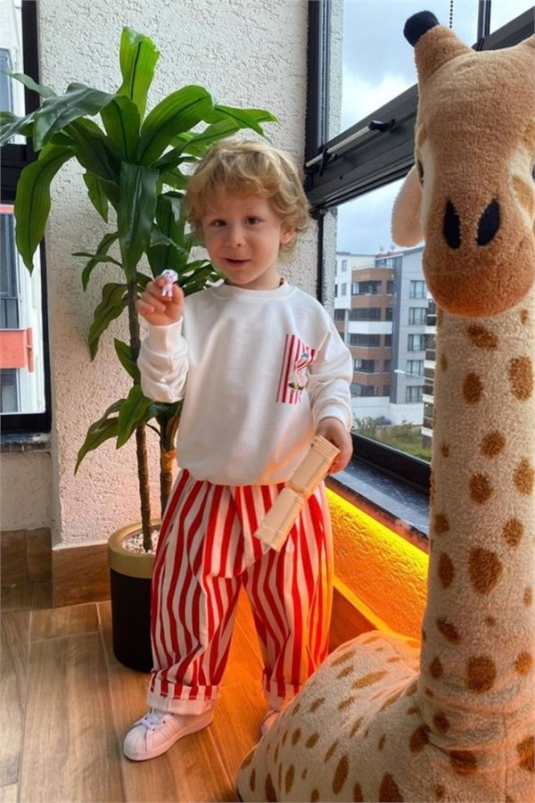 Unisex Gabardin Pantolonlu Ördekli Kırmızı Çizgili Takım