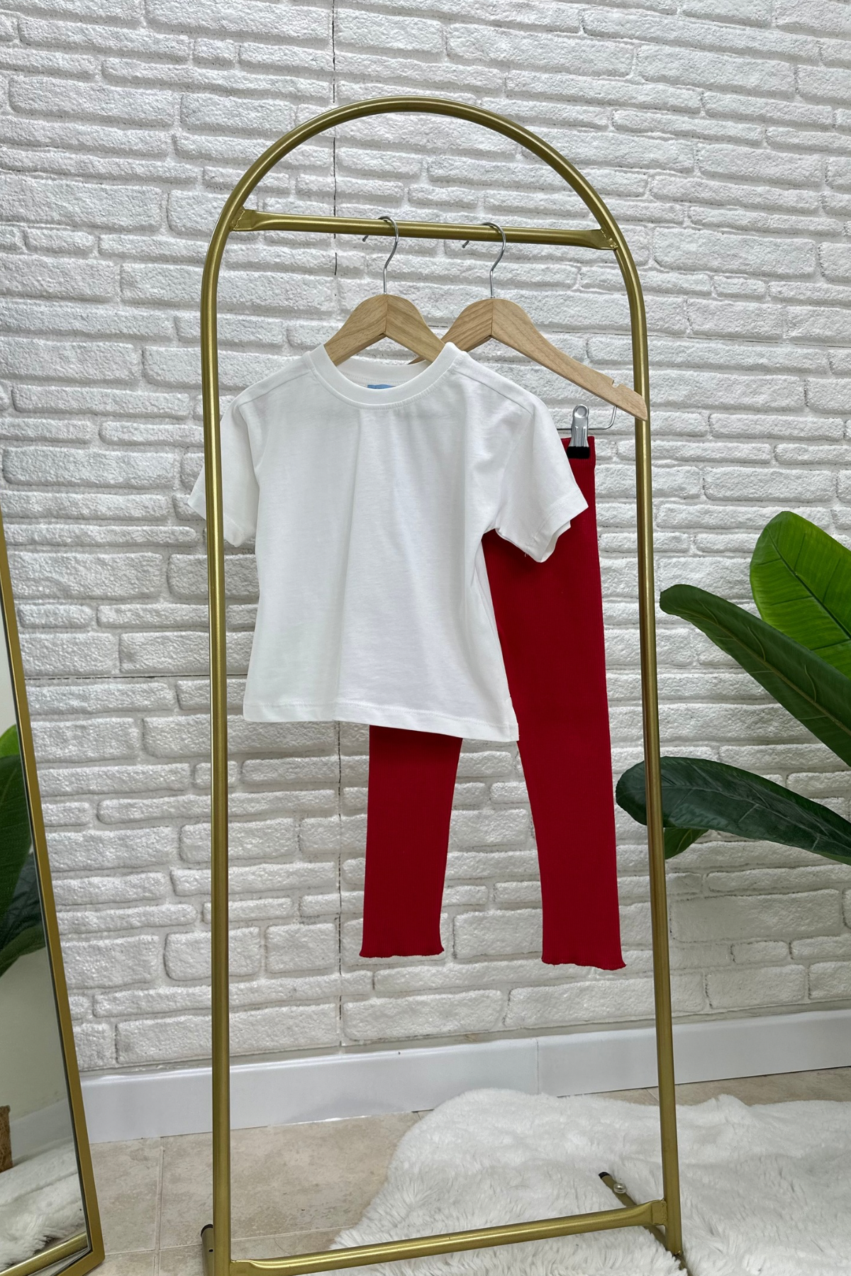 Kız Çocuk Beyaz Tshirt & Kırmızı Tayt Takım