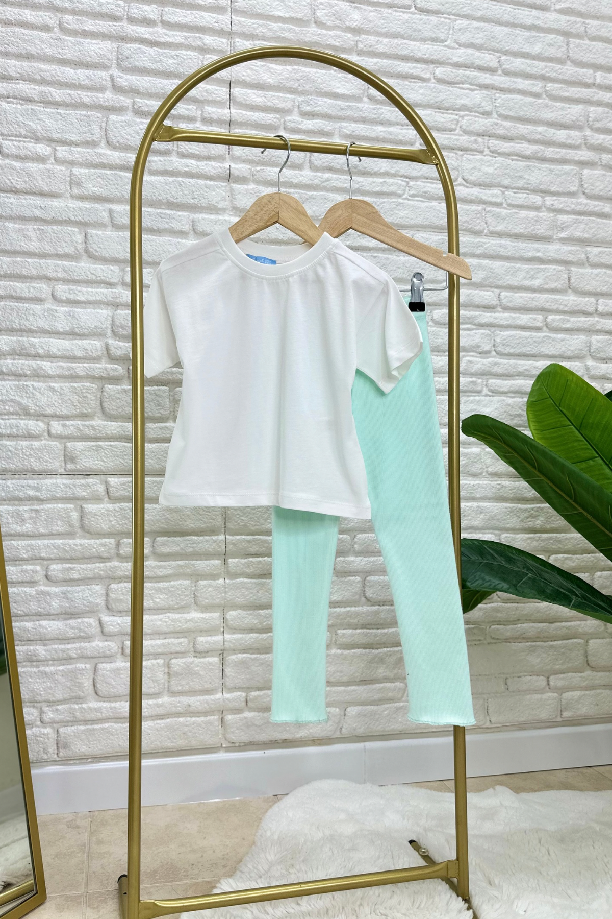 Kız Çocuk Beyaz Tshirt & Mint Tayt Takım