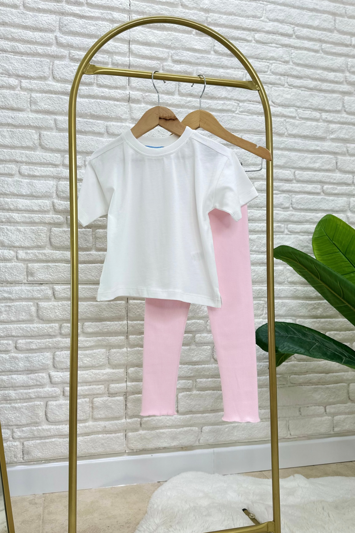 Kız Çocuk Beyaz Tshirt & Pembe Tayt Takım