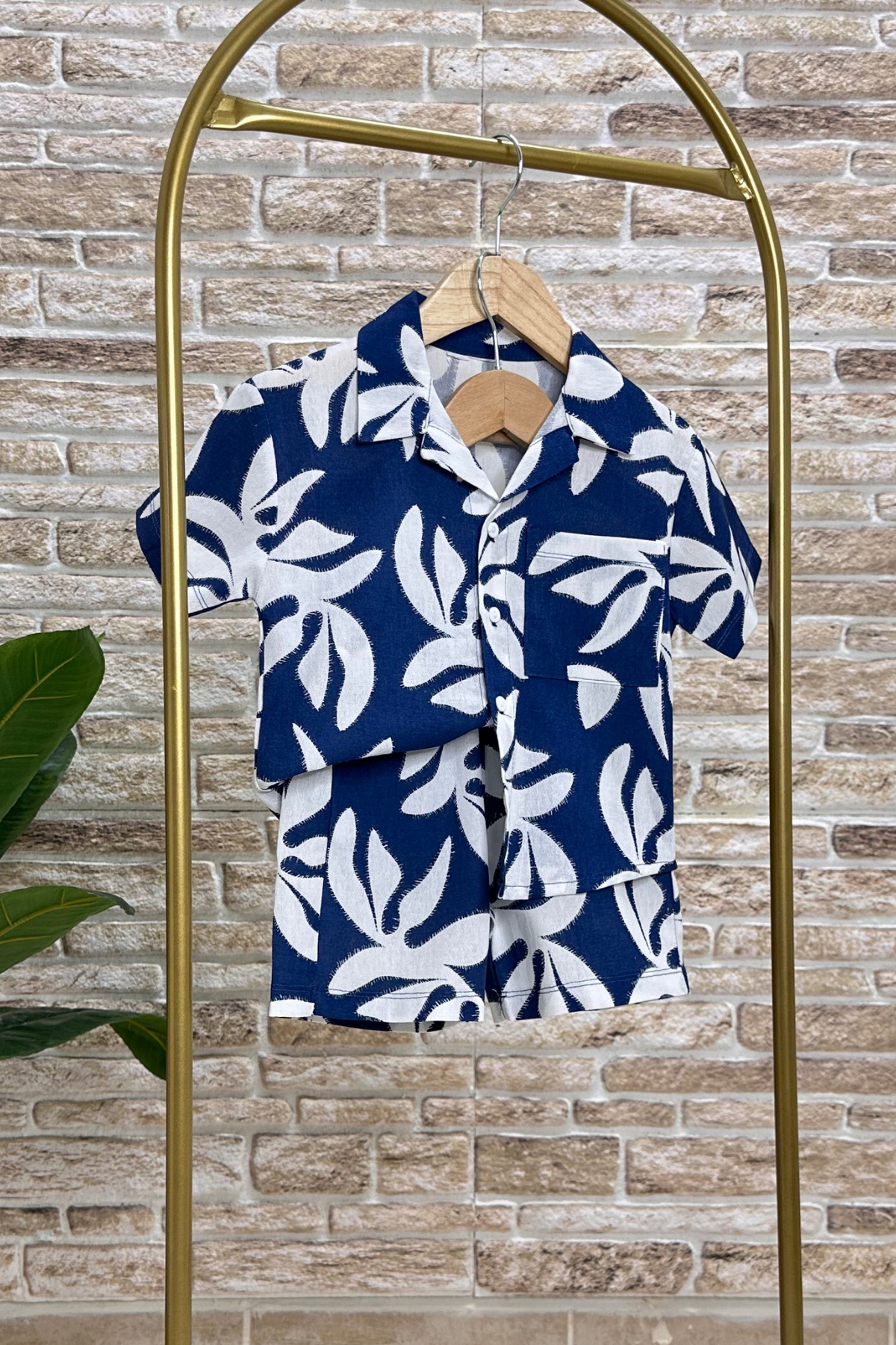 Şortlu Gömlekli Yaprak Baskı Lacivert  Takım