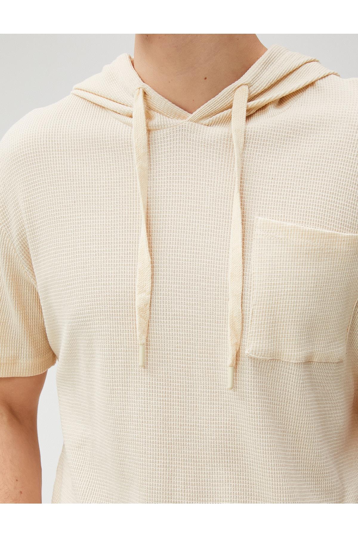 Ekru Basic Kapşonlu Tişört Kısa Kollu Dokulu Cep Detaylı Pamuklu