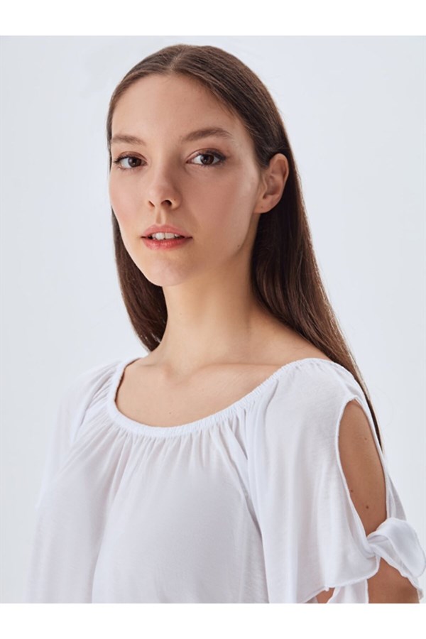 Omuzu Açık Beyaz T-shırt