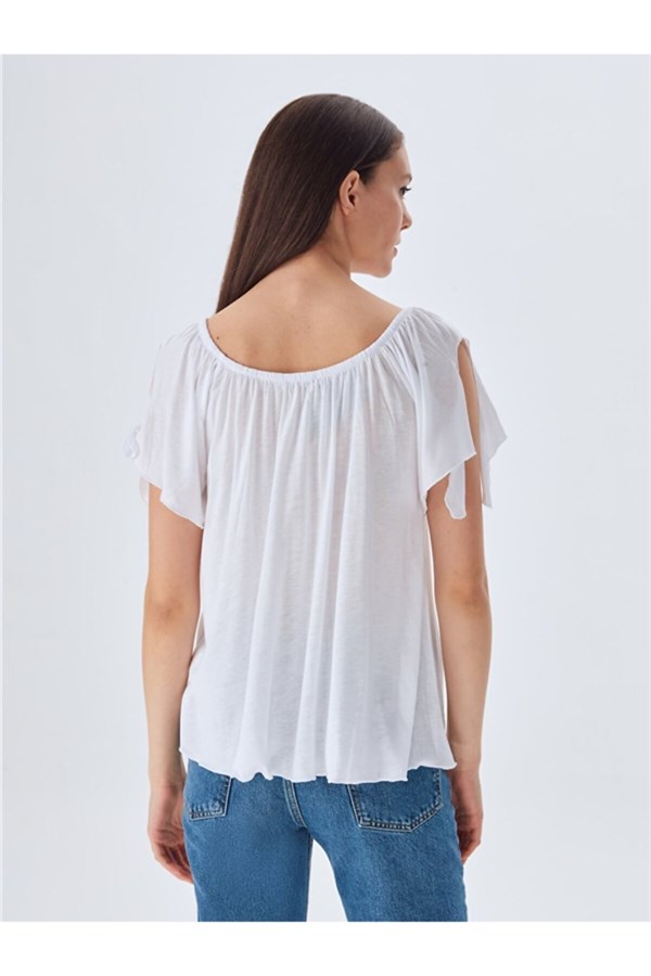 Omuzu Açık Beyaz T-shırt