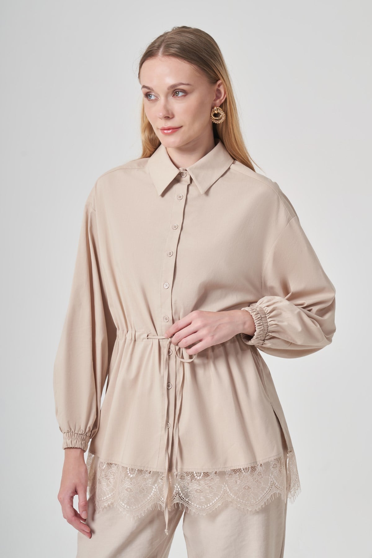 Kadın Dantel Detaylı Büzgülü Gömlek Beige