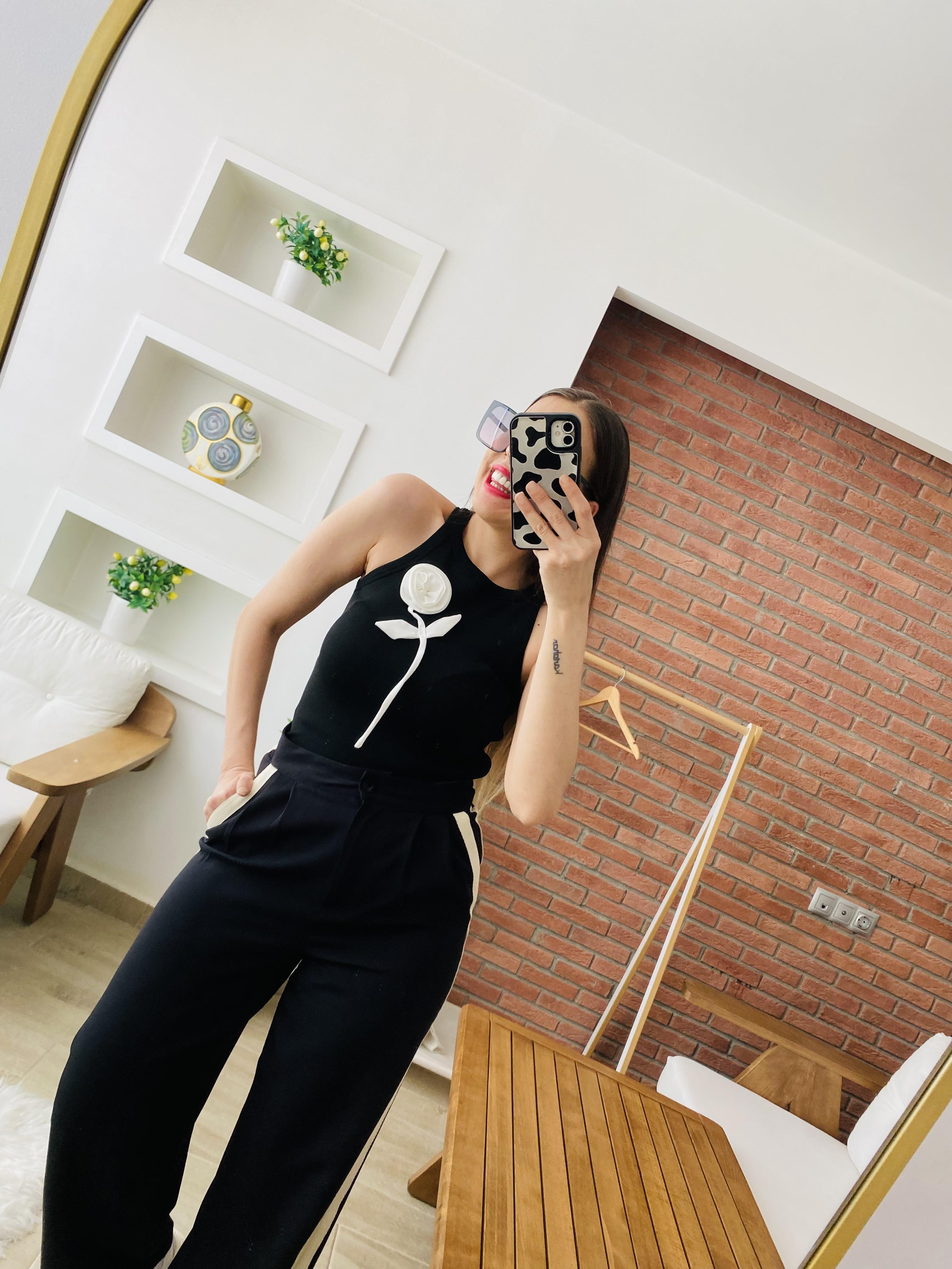 Siyah Gül Detaylı Bluz