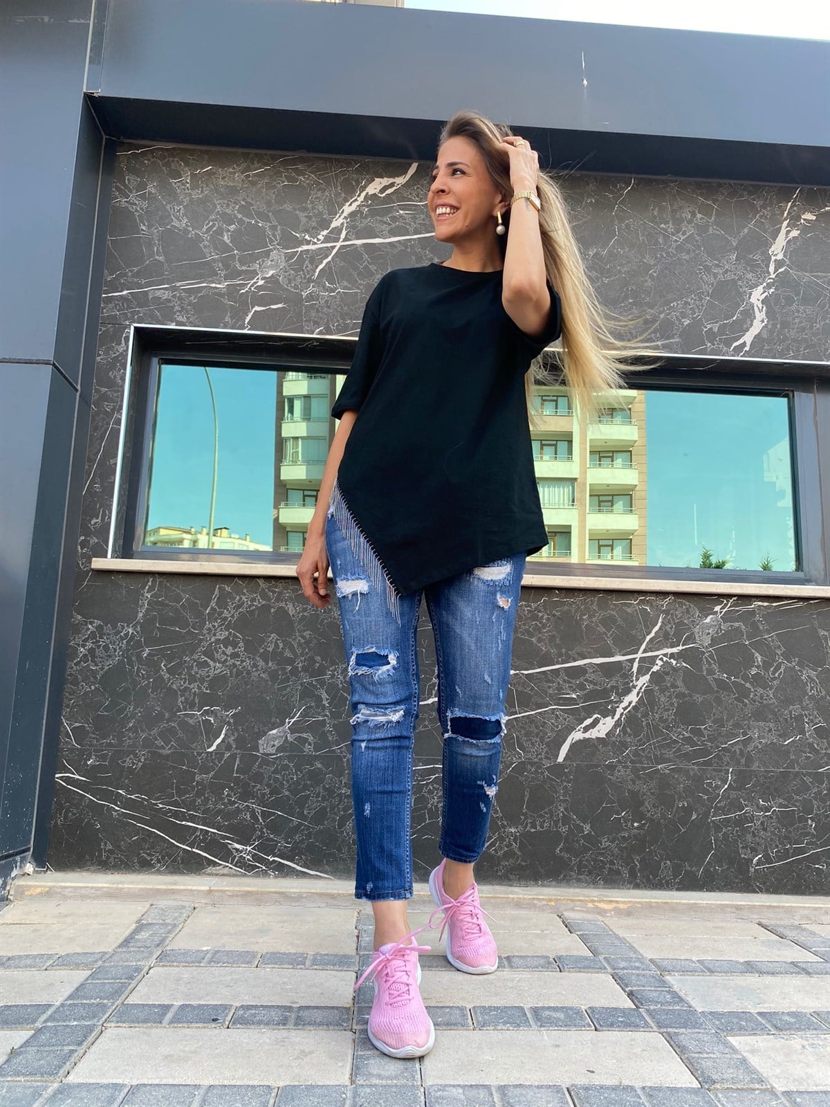 Zincir Detaylı Siyah Tshirt