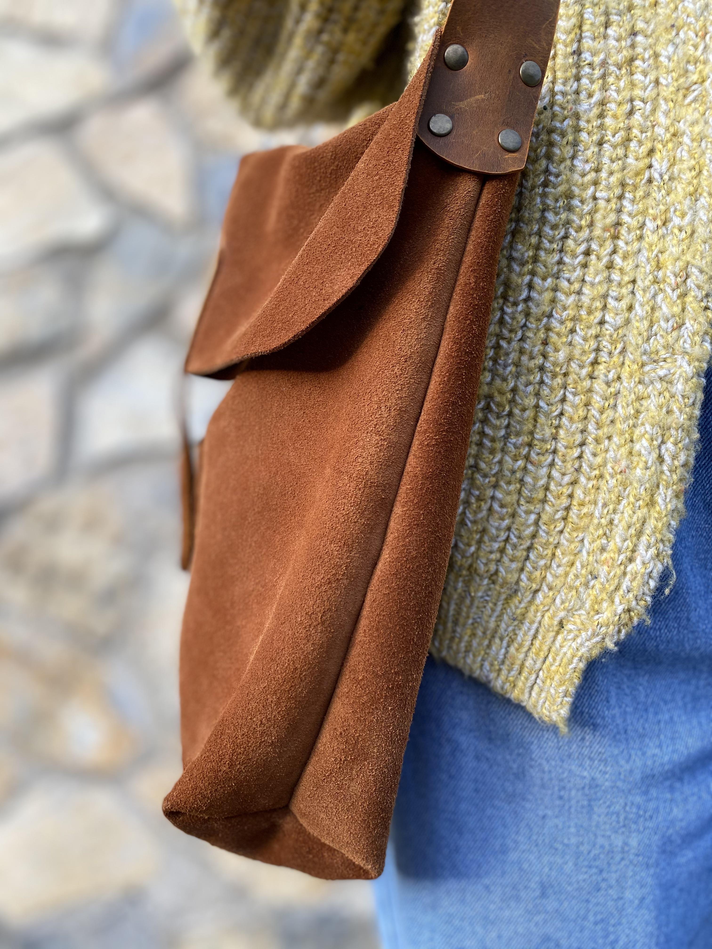 KAPAKLI SÜET DERİ ÇANTA - TABA