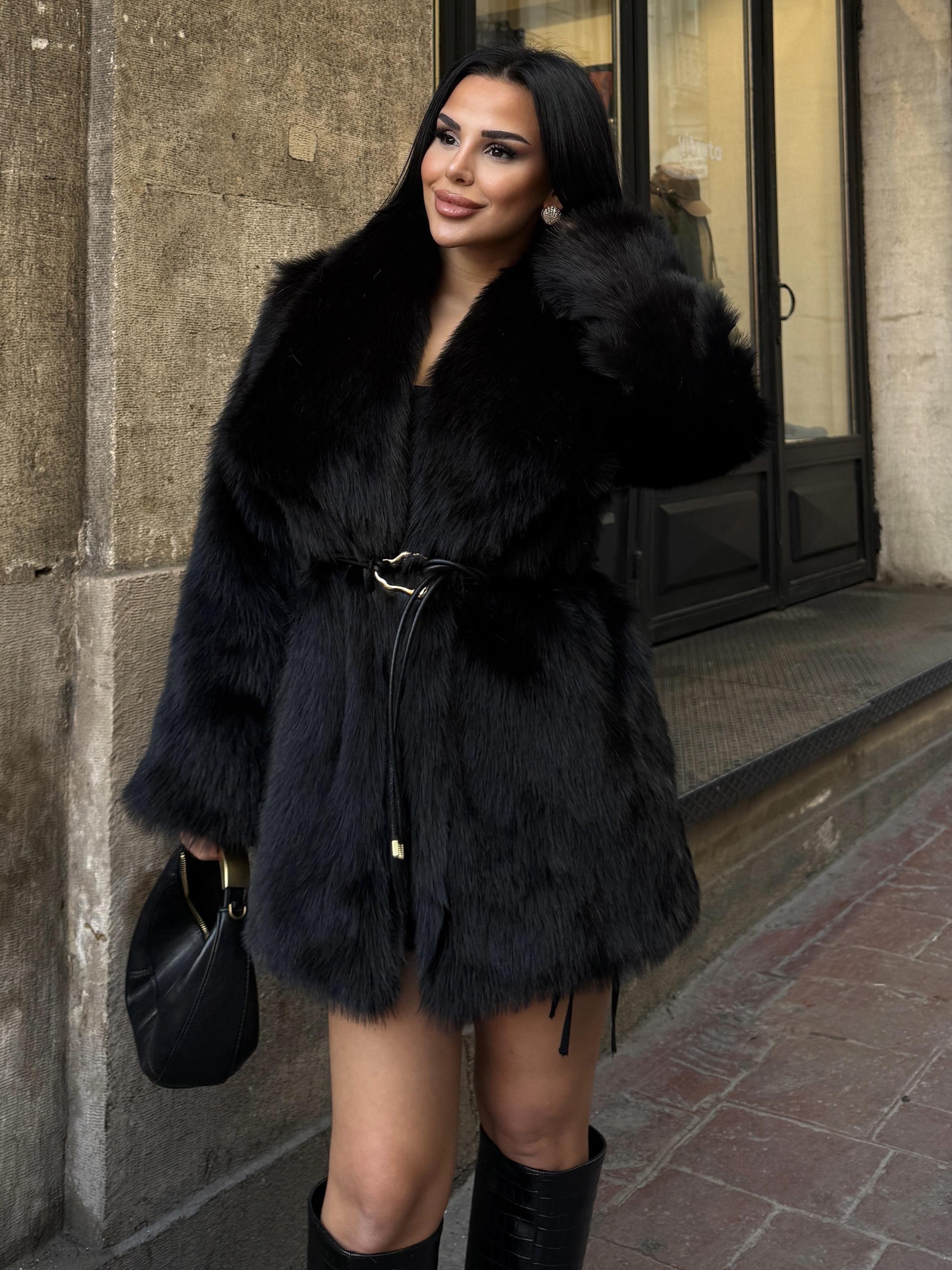 Larissa Kürk Siyah