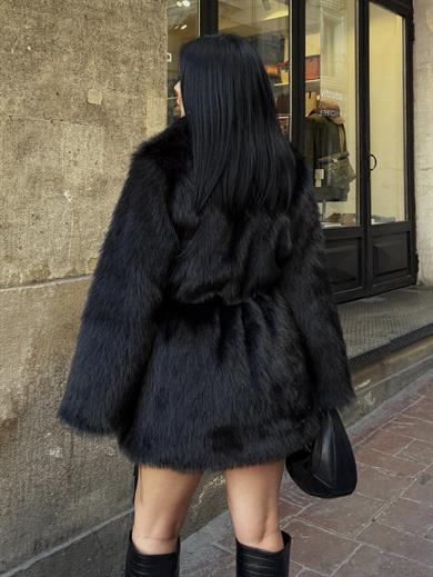 Larissa Kürk Siyah