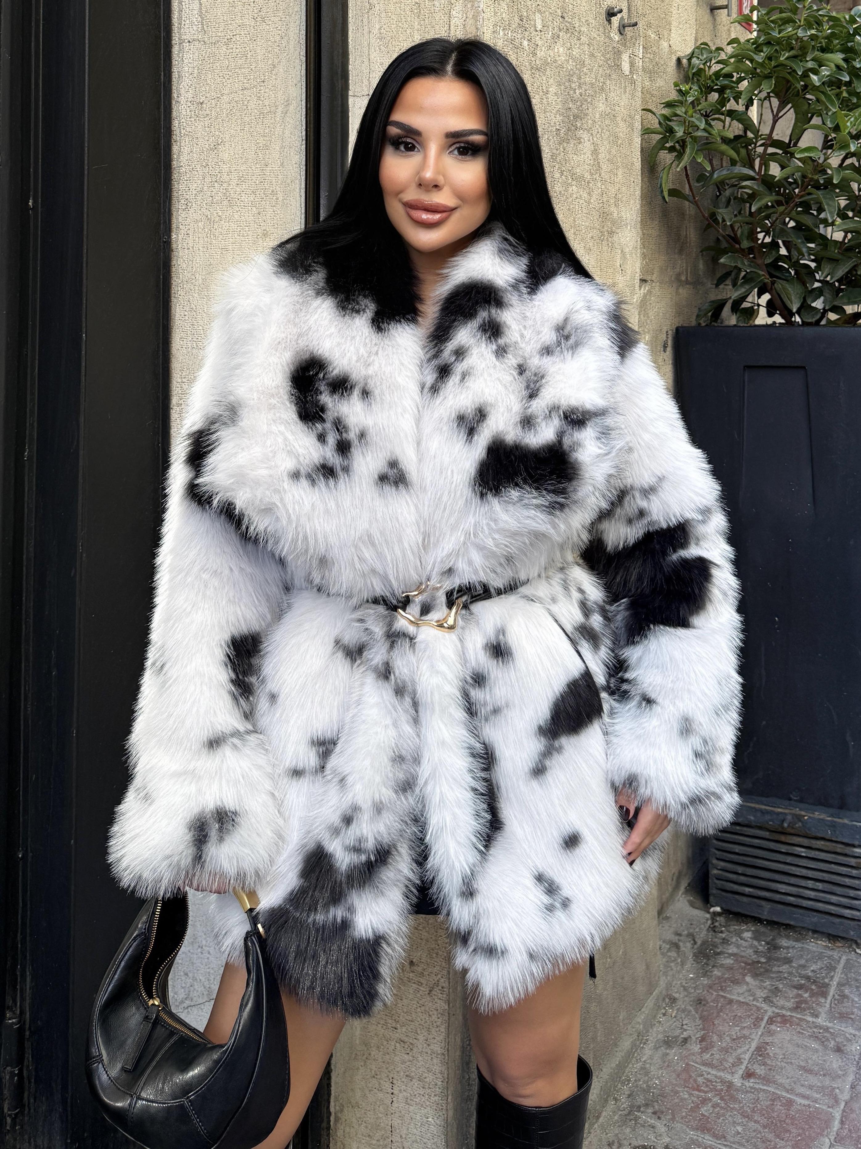 Larissa Kürk Benekli Siyah