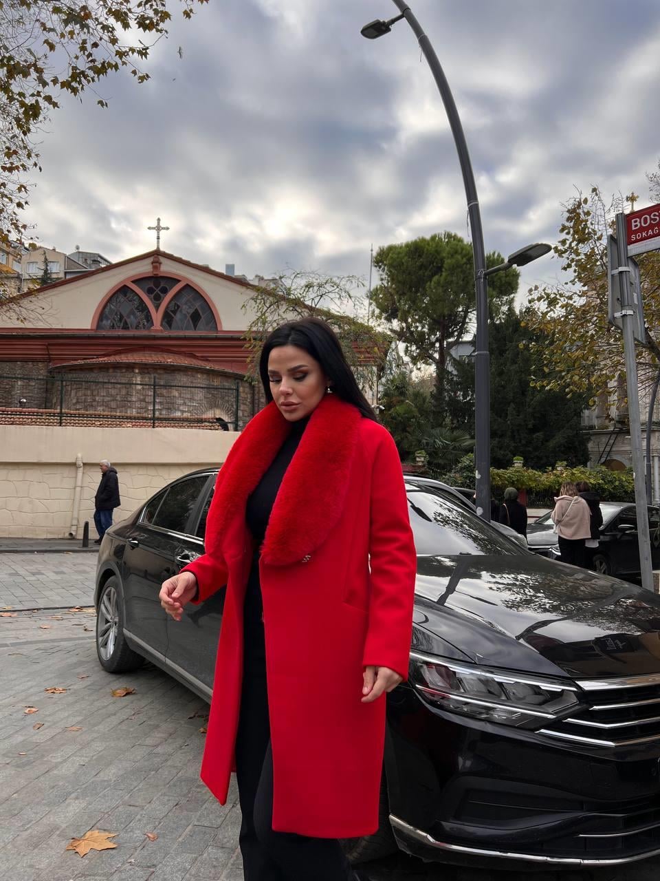 Prag Yakası Kürklü Kaşe Kaban Kırmızı