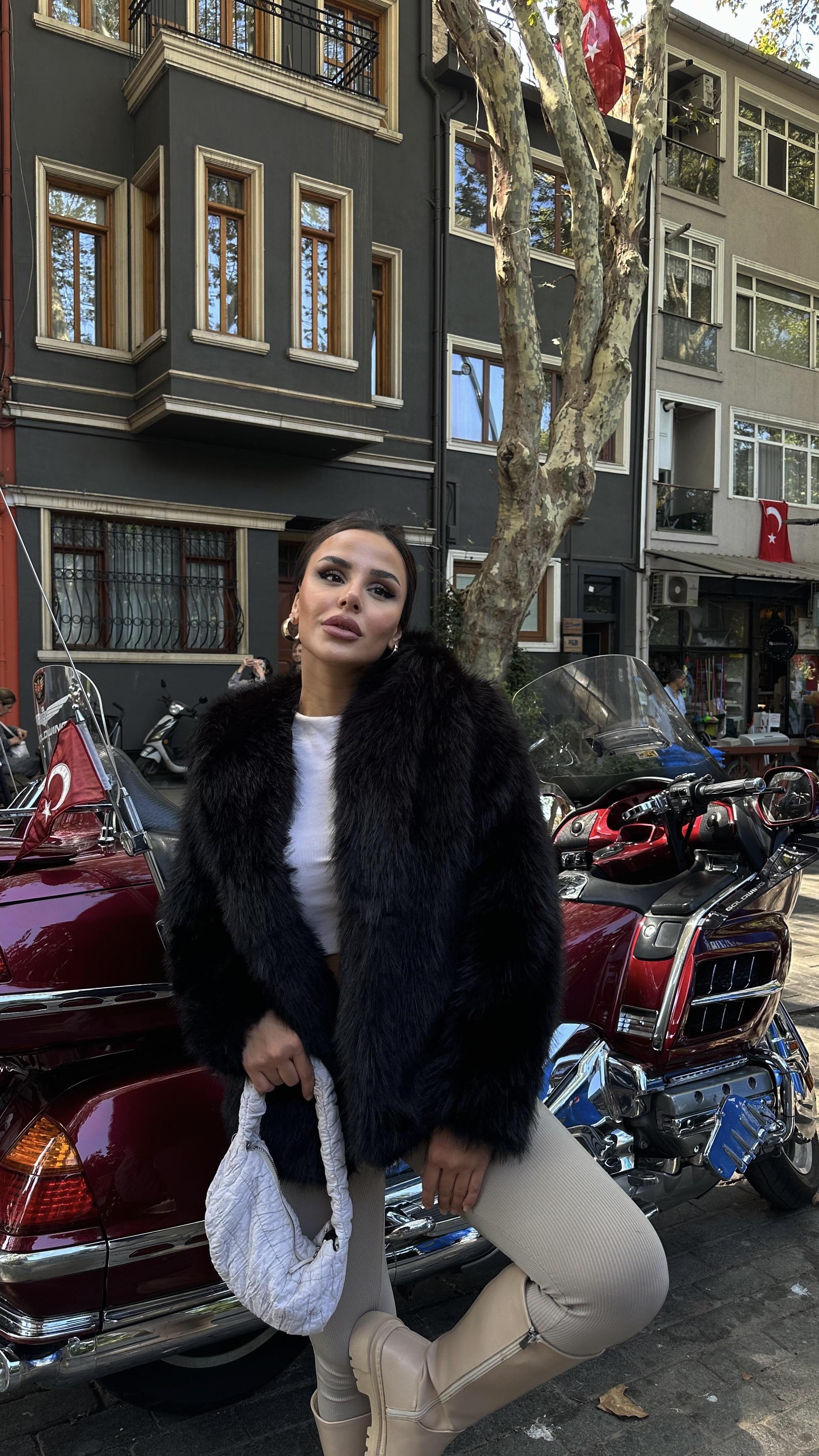 Velvet Kapşonlu Kürk Kaban Siyah · 2