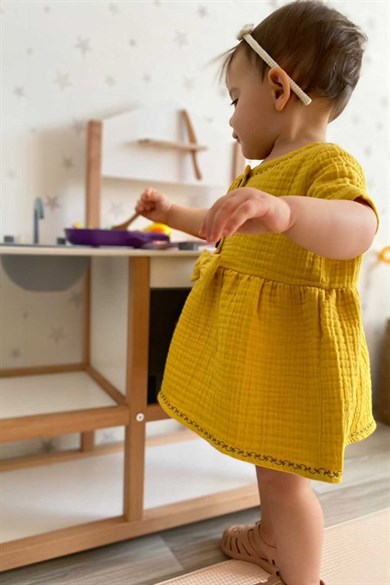 Kız Bebek Safran Nakışlı Müslin Elbise