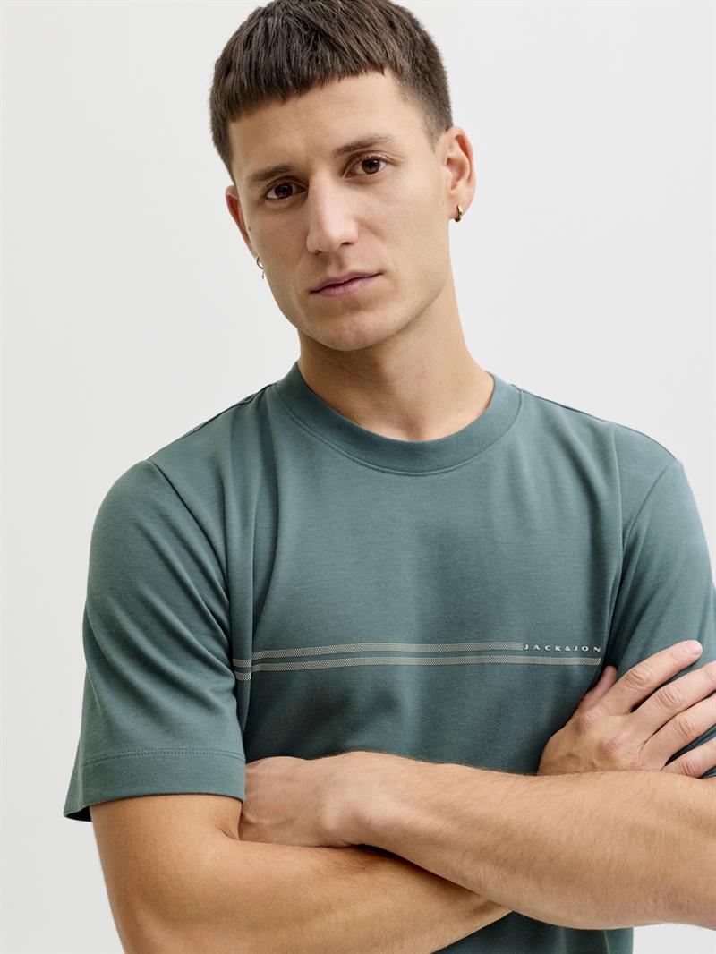 JCOFUSION CHEST BRAND TEE SS CREW NOOS North Atlantic