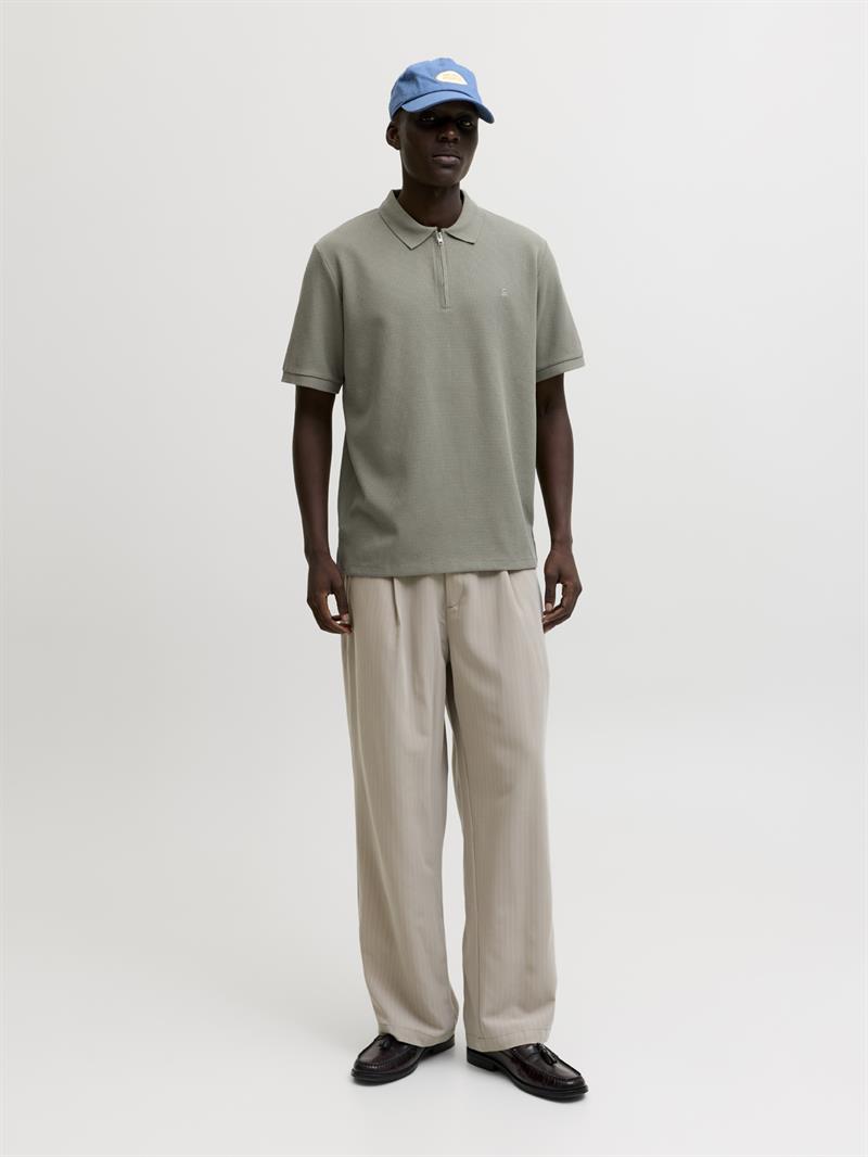 JJEAUSTIN ZIP POLO SS NOOS Vetiver