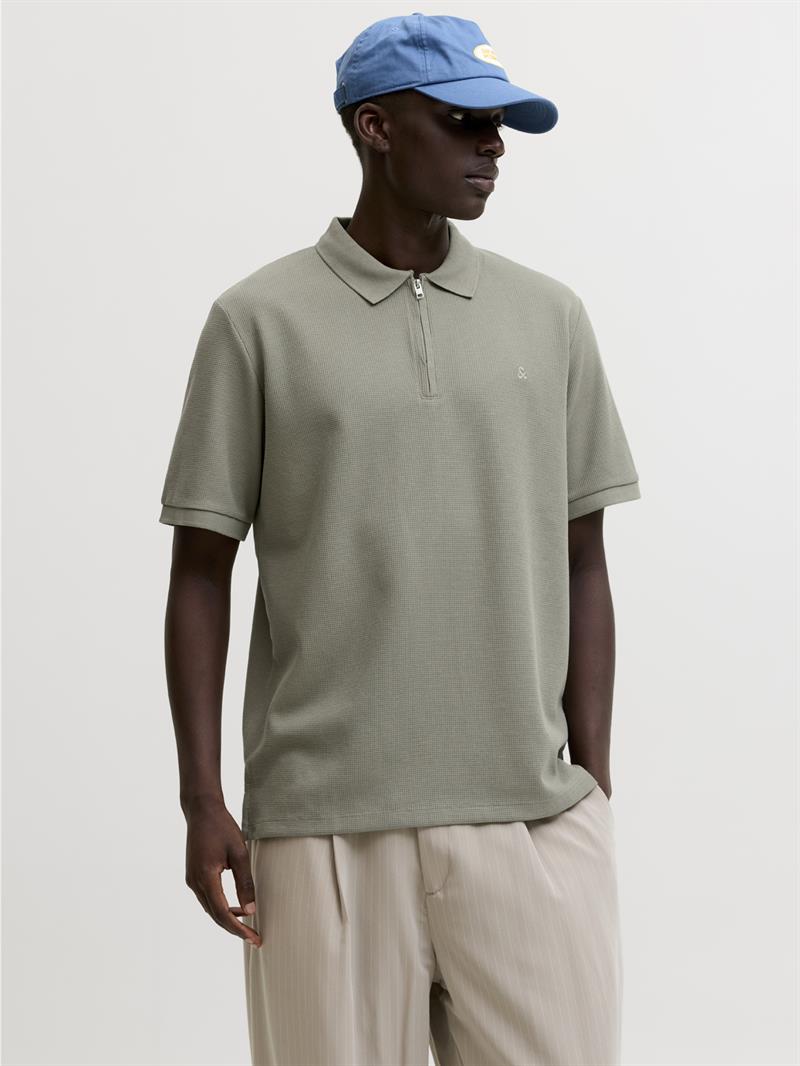 JJEAUSTIN ZIP POLO SS NOOS Vetiver