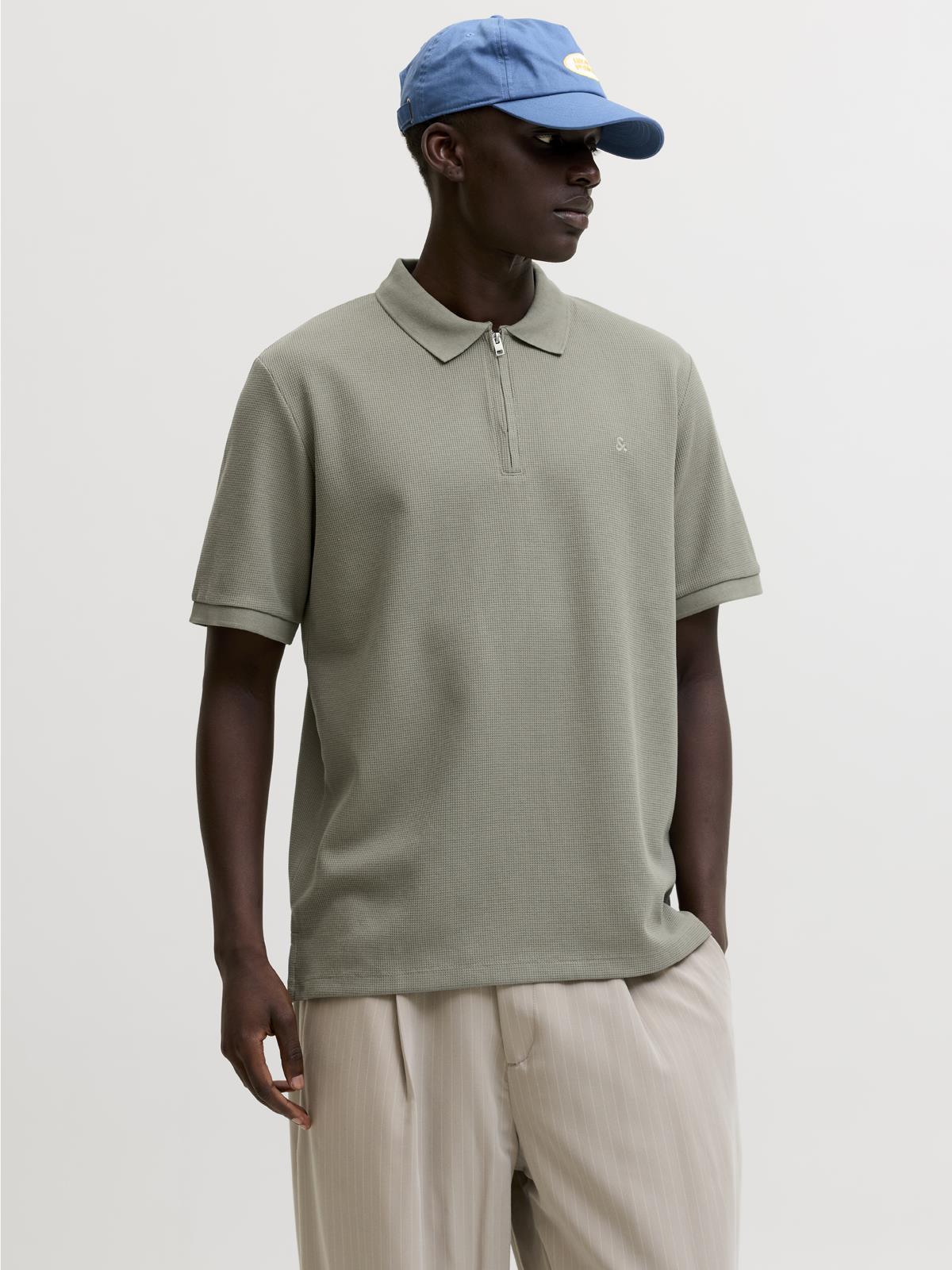 JJEAUSTIN ZIP POLO SS NOOS Vetiver