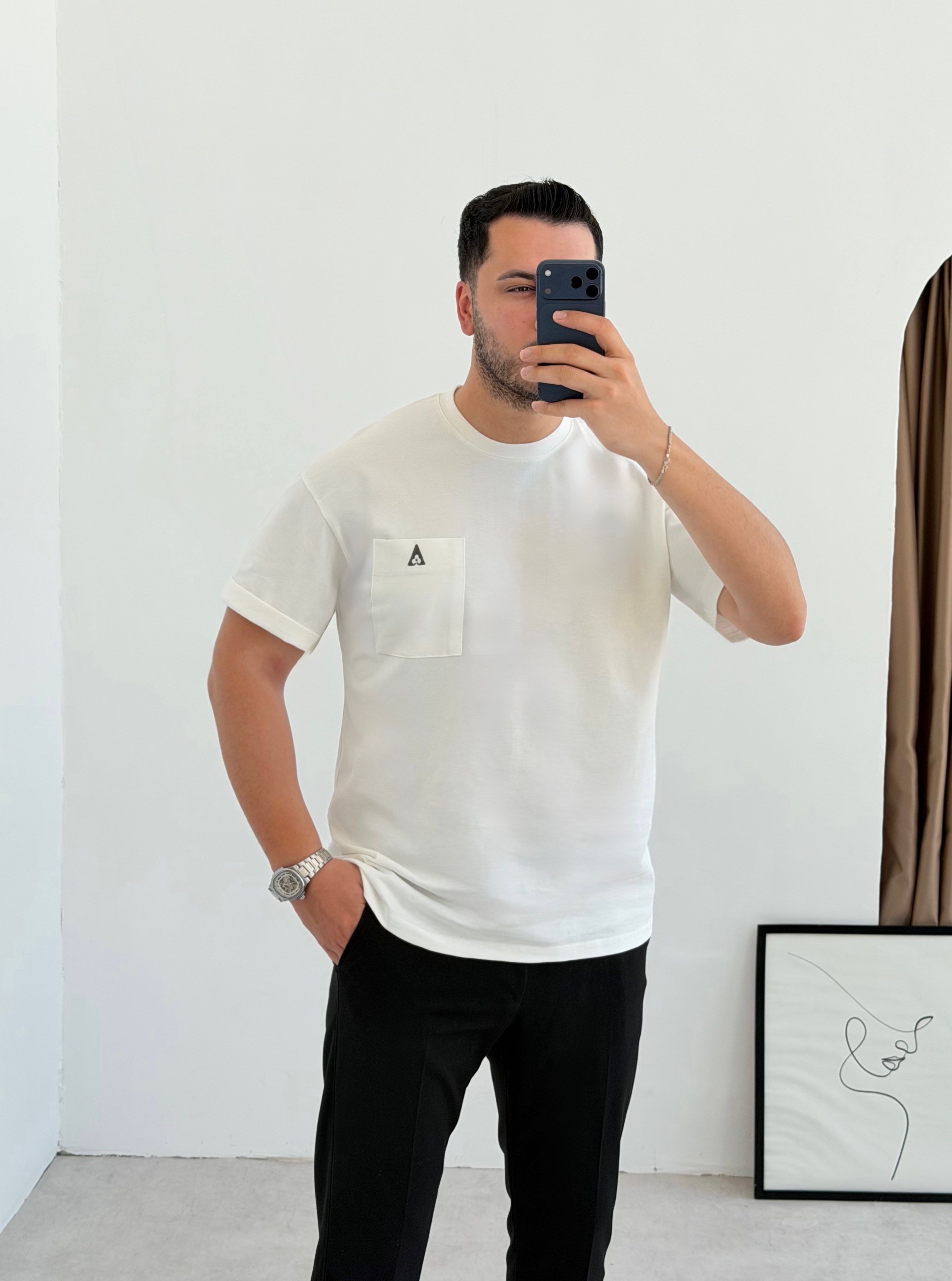 Cep Nakışlı Beyaz Pamuk Tişört