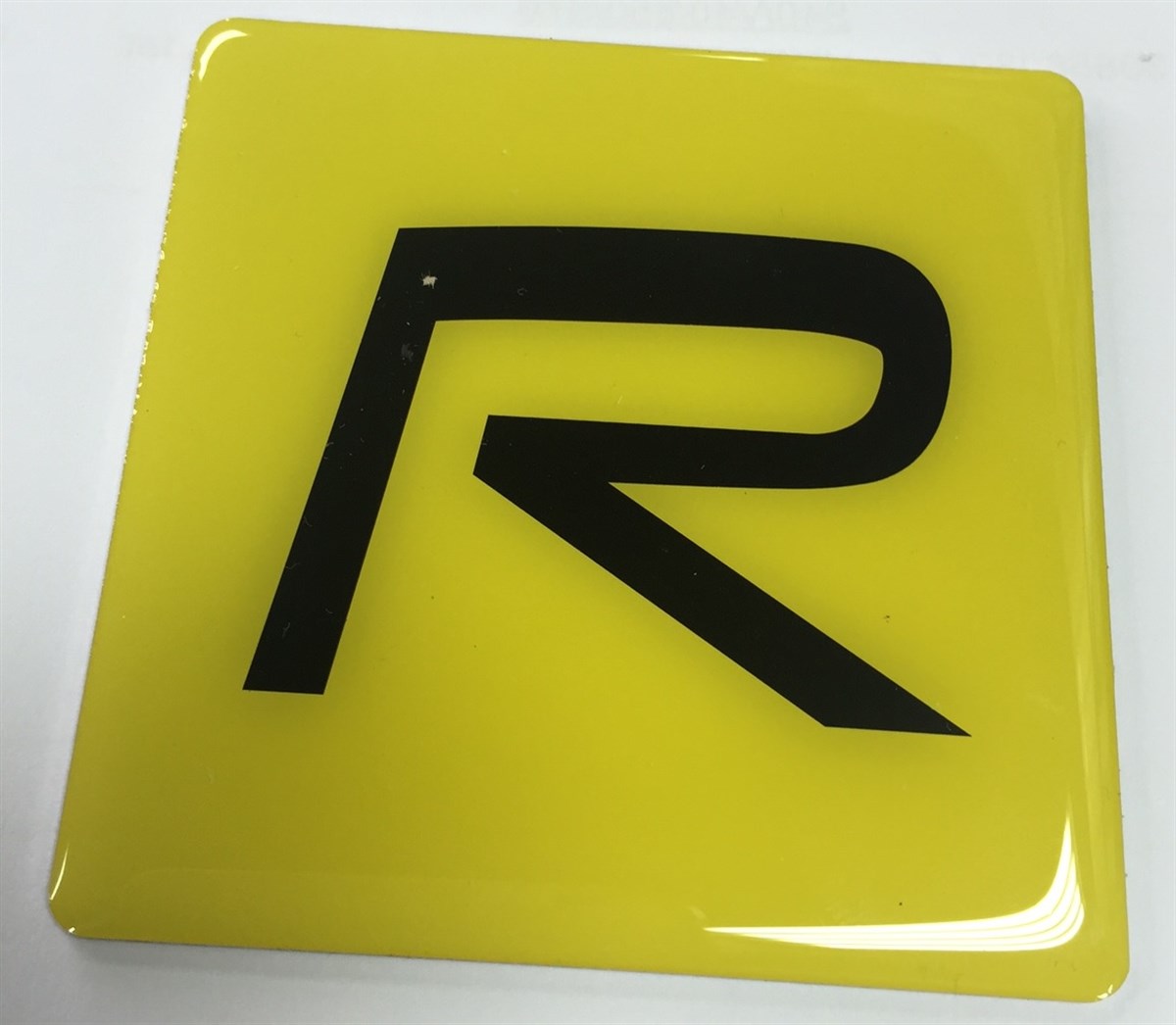 LOGO SARI KARE ÜZERİNE R