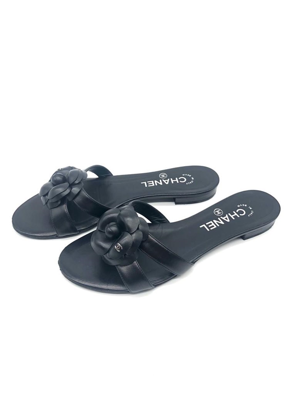 Orijinal İkinci El Chanel Camellia Slides Black Leather Flat Thong Sandals Deluxe Seconds Orijinal İkinci El Chanel Camellia Slides Black Leather Flat Thong Sandals Deluxe Seconds