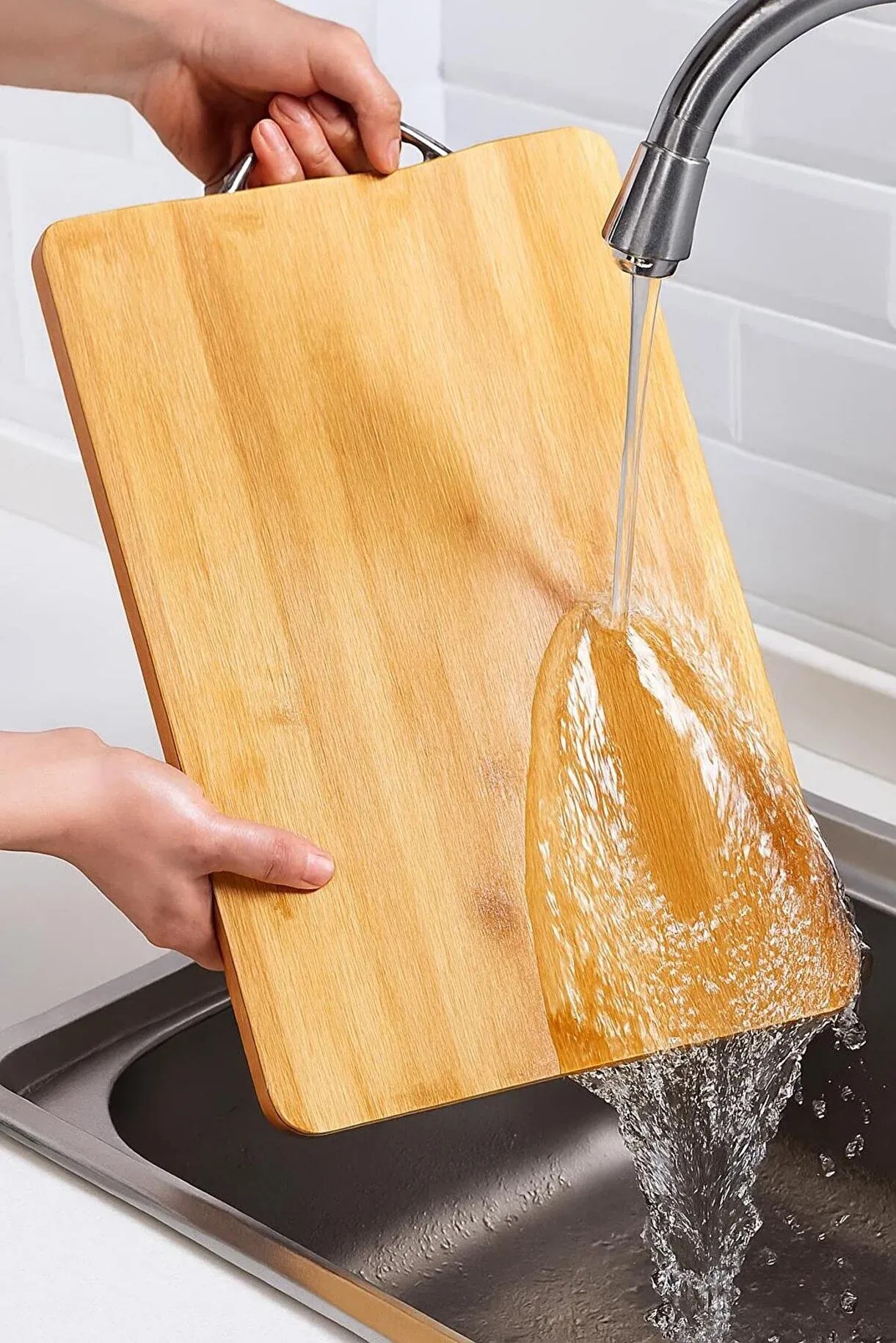 Çelik Tutamaçlı Bambu Kesme Tahtası 24x34 cm – Lüks Doğrama Panosu