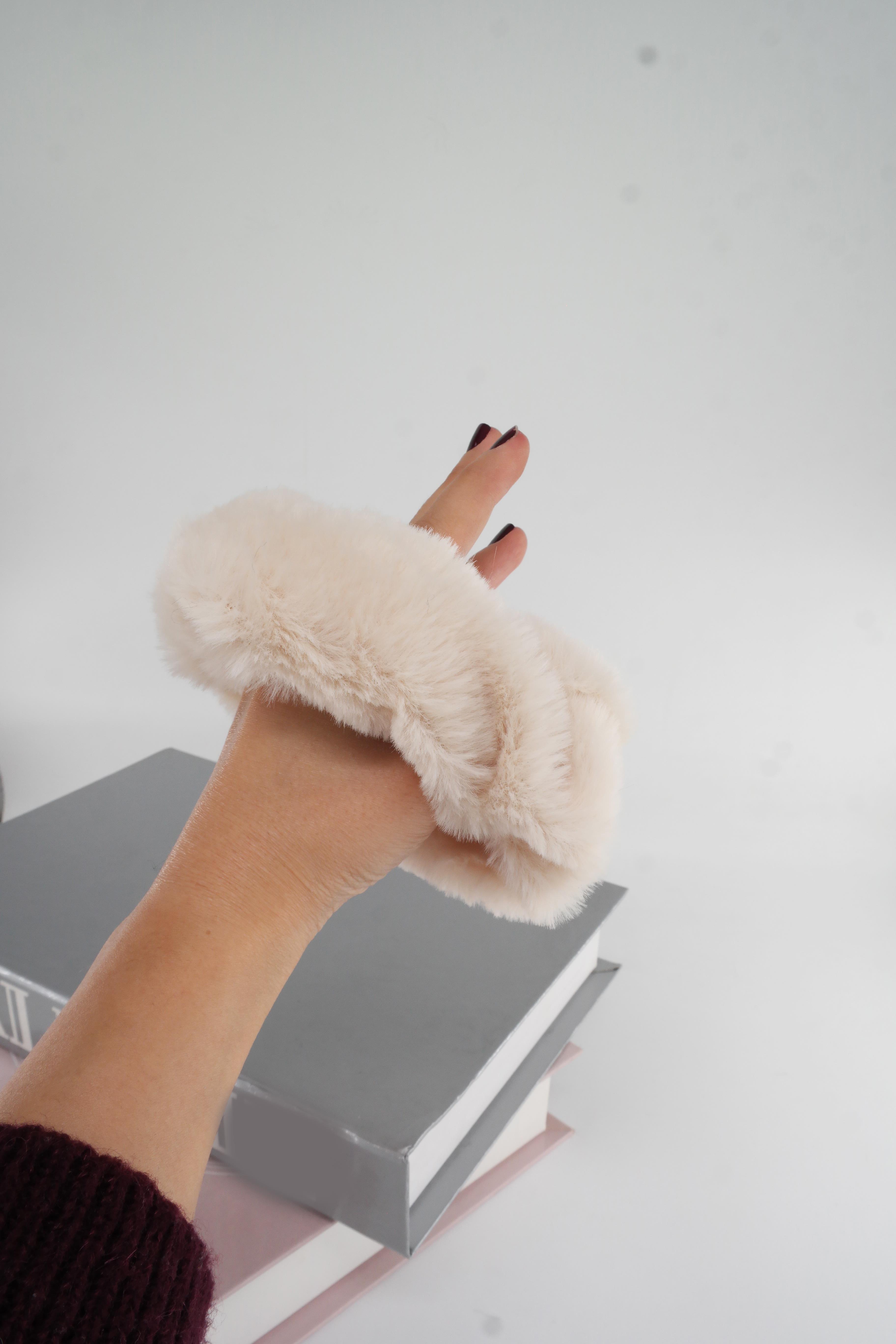 Bayan Peluş Lastik Toka