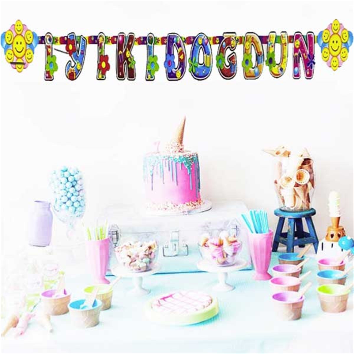 Gülen yüzler ve Çiçekler İyi Ki Doğdun Yazı