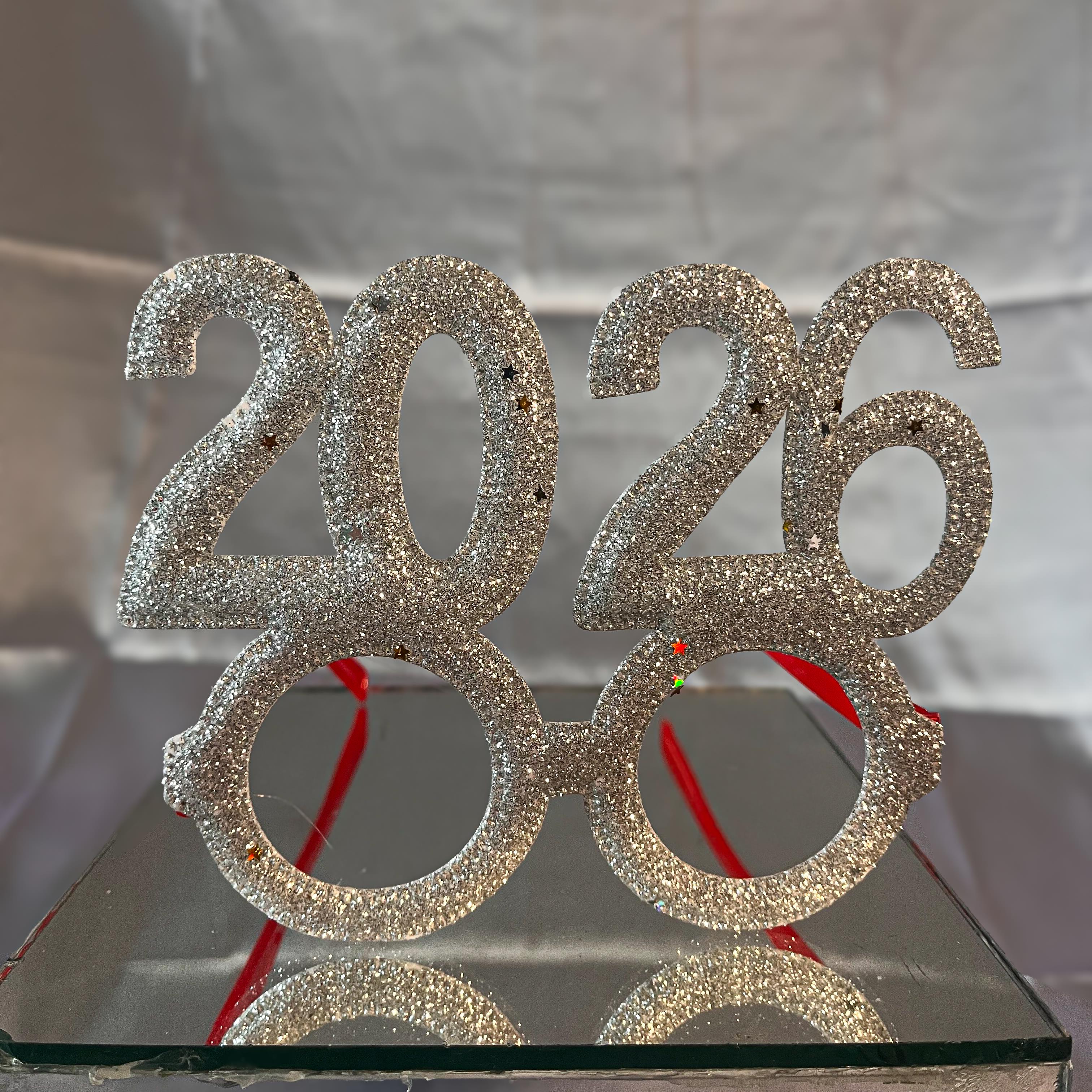Taç ve GözlükSimli Yılbaşı Gümüş Gözlük 2026