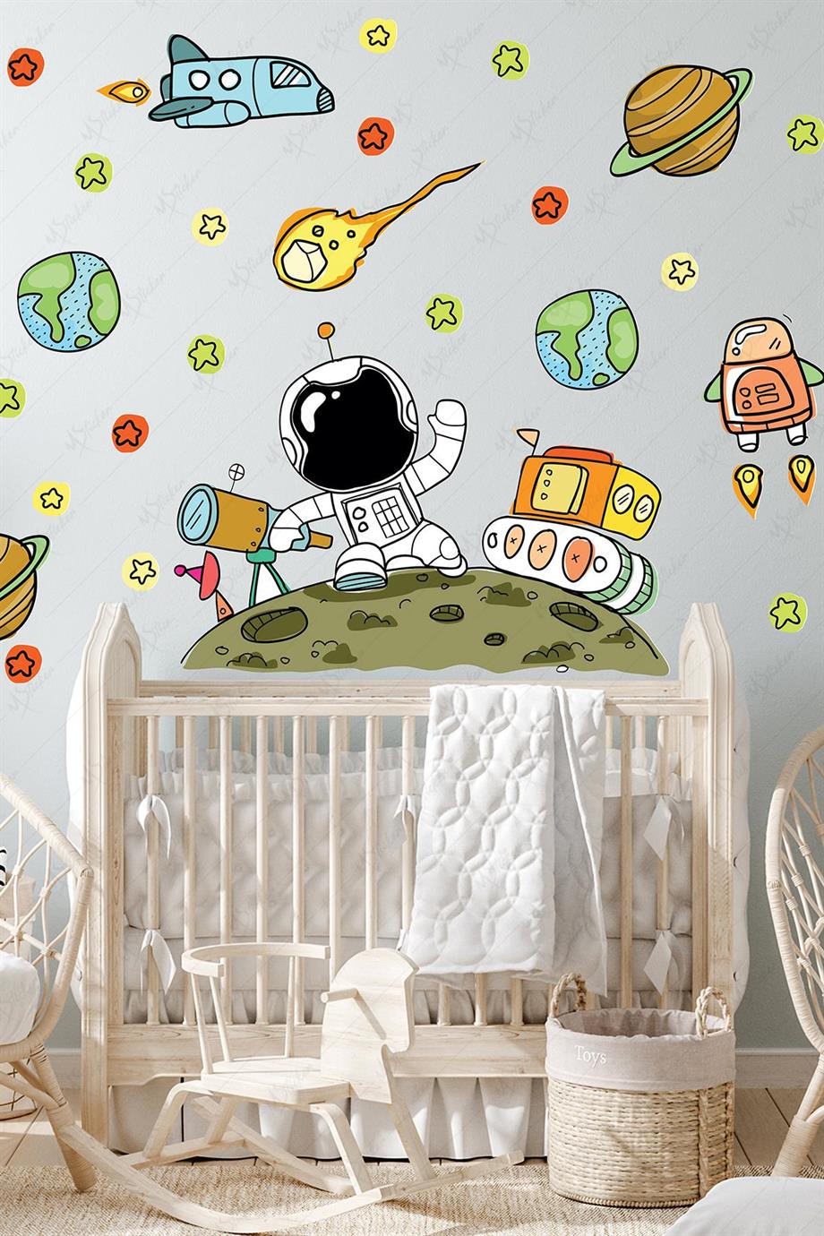 Uzayda Astronot ve Gezegenler Çocuk Bebek Odası Duvar Sticker Seti