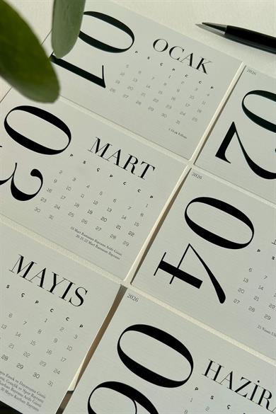 2026 Tipografik Masa Takvimi | Siyah Beyaz Minimal Tasarım | Ahşap Standlı Modern Takvim