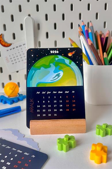 2026 Uzay Temalı Masa Takvimi – Astronot Tasarımlı, Ahşap Standlı, 12 Ay Özel Kesim Kart Takvim