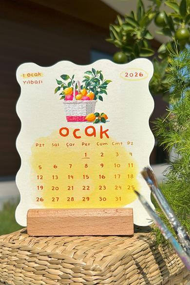 Akdeniz Esintili 2026 Masa Takvimi | Dalgalı Kesim, 12 Ay, Ahşap Ayaklı Dekoratif Takvim