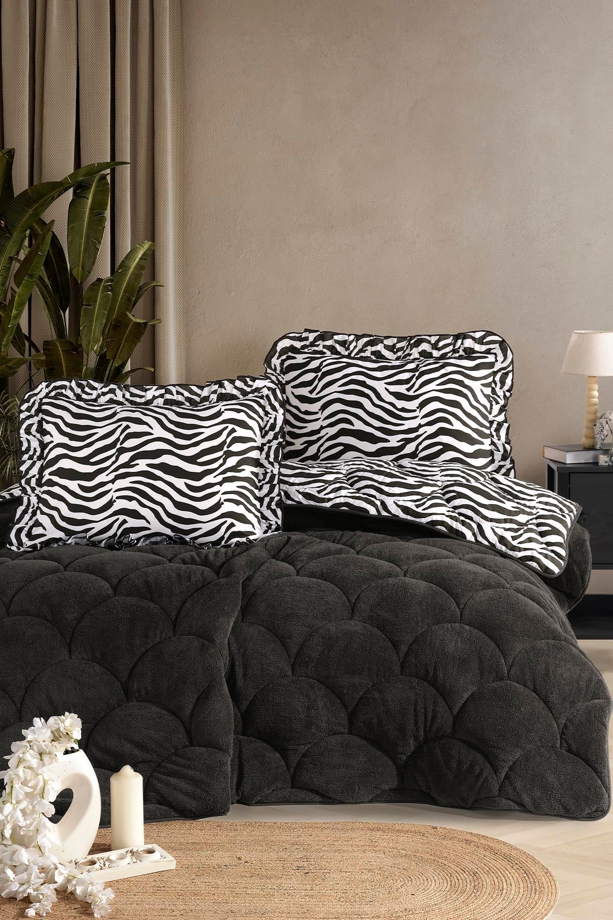 Wellsoft Çift Kişilik Fırfırlı Yorgan Seti 195x215 cm Çift Taraflı Peluş Yorgan + 2 Yastık Kılıfı Zebra