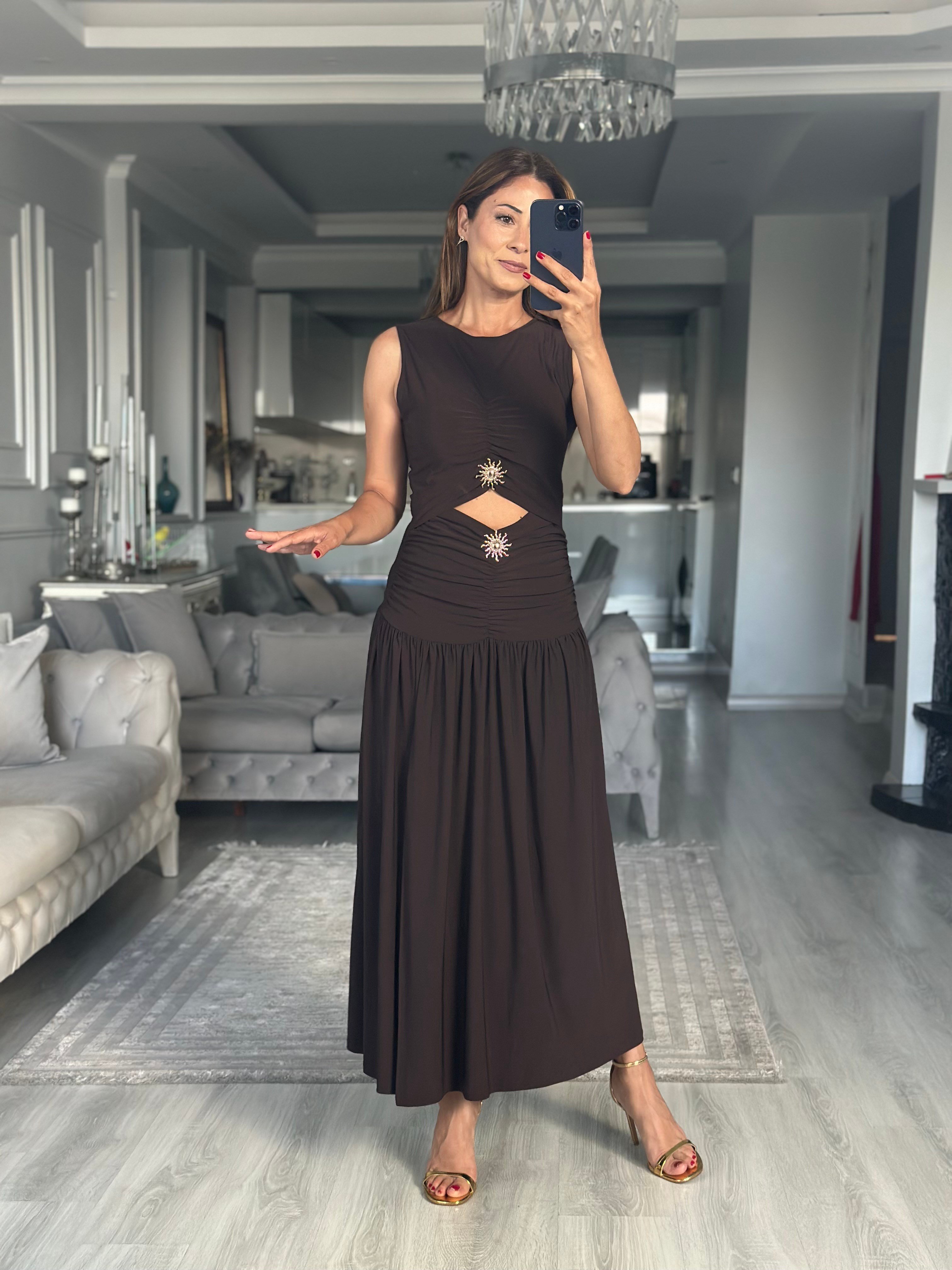 Acı Kahve Güneş Aksesuarlı Yırtmaçlı Midi Boy Kadın Elbise