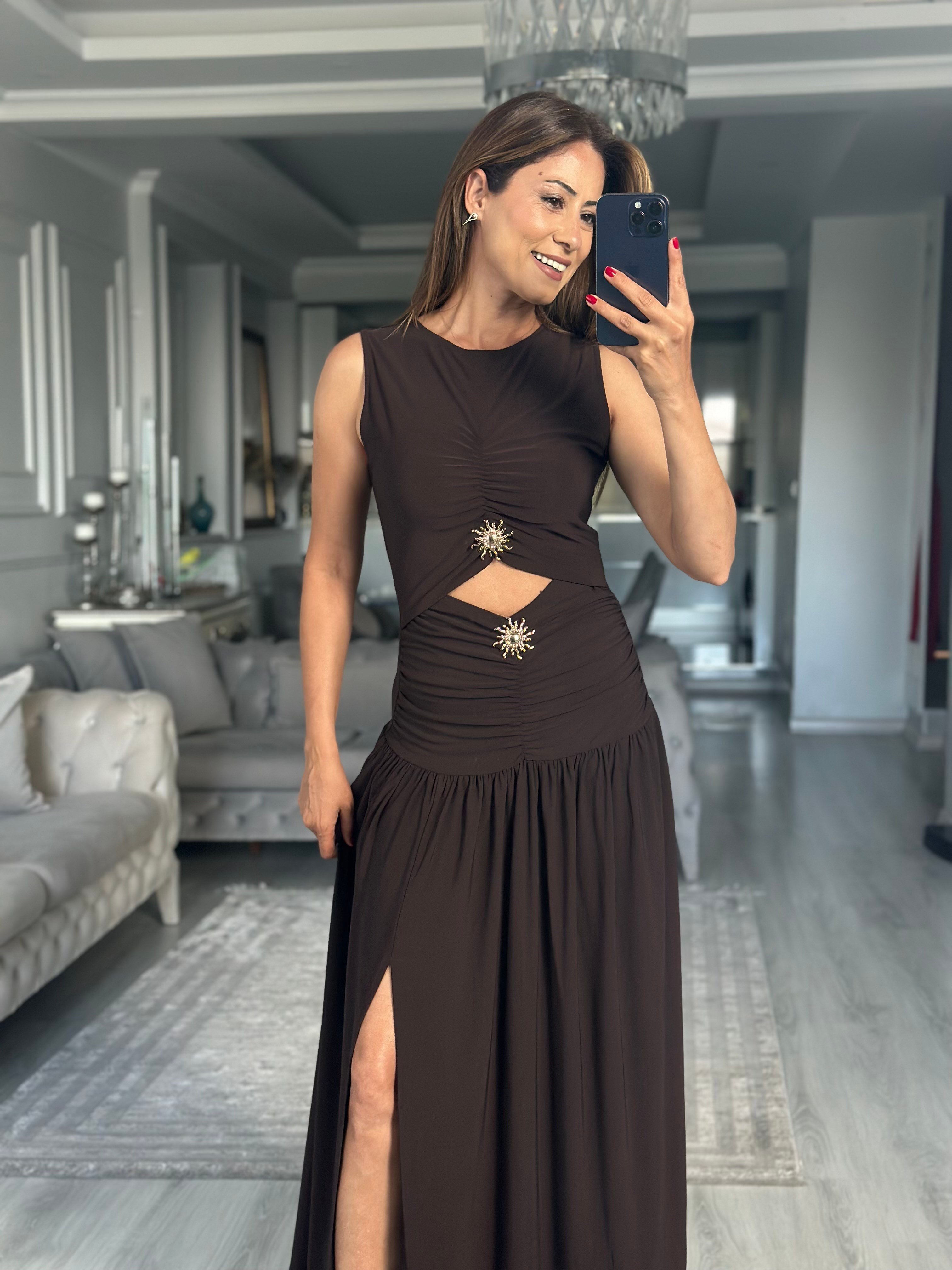 Acı Kahve Güneş Aksesuarlı Yırtmaçlı Midi Boy Kadın Elbise