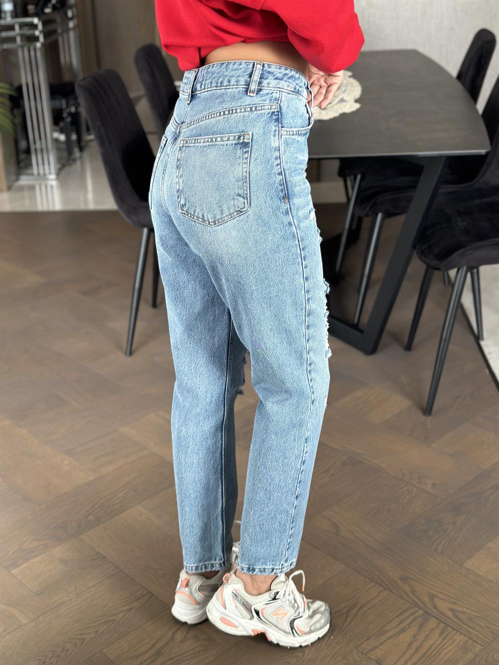 Açık Mavi Karol Yırtık Detay Mom Fit Kadın Jean