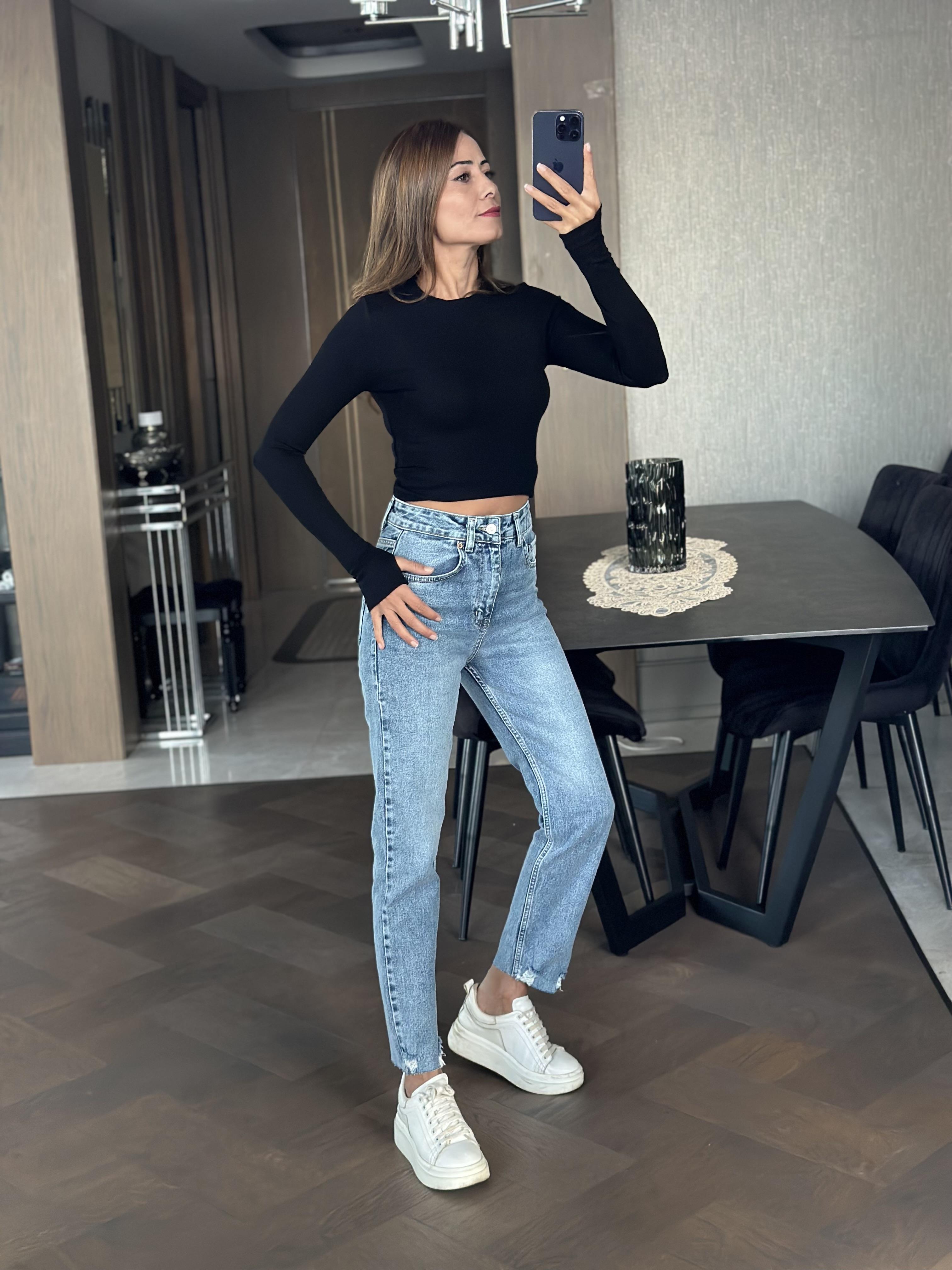 Açık Mavi Orjinal Marka Paçası Yırtık Detay Kadın Mom Jean