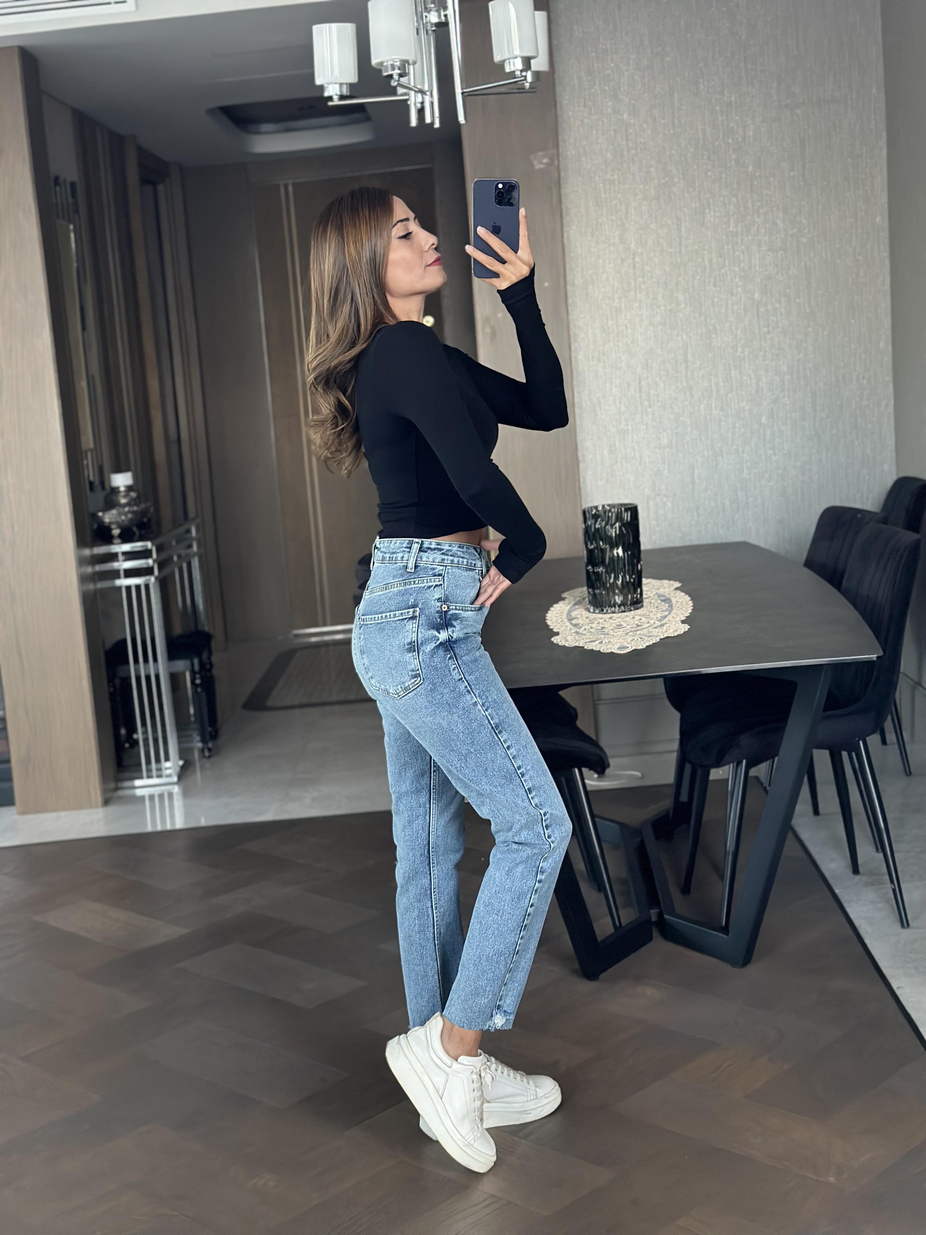 Açık Mavi Orjinal Marka Paçası Yırtık Detay Kadın Mom Jean