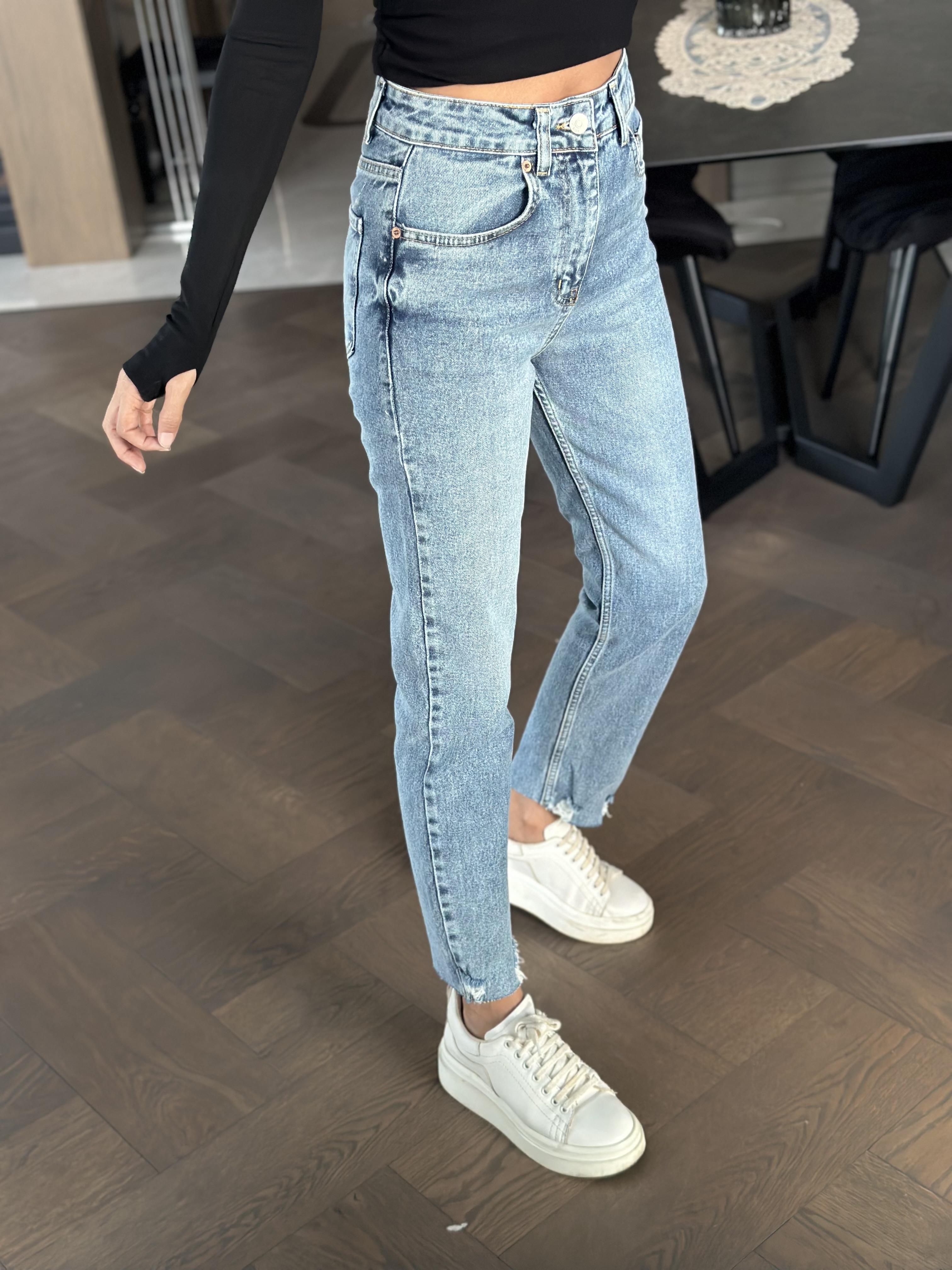 Açık Mavi Orjinal Marka Paçası Yırtık Detay Kadın Mom Jean