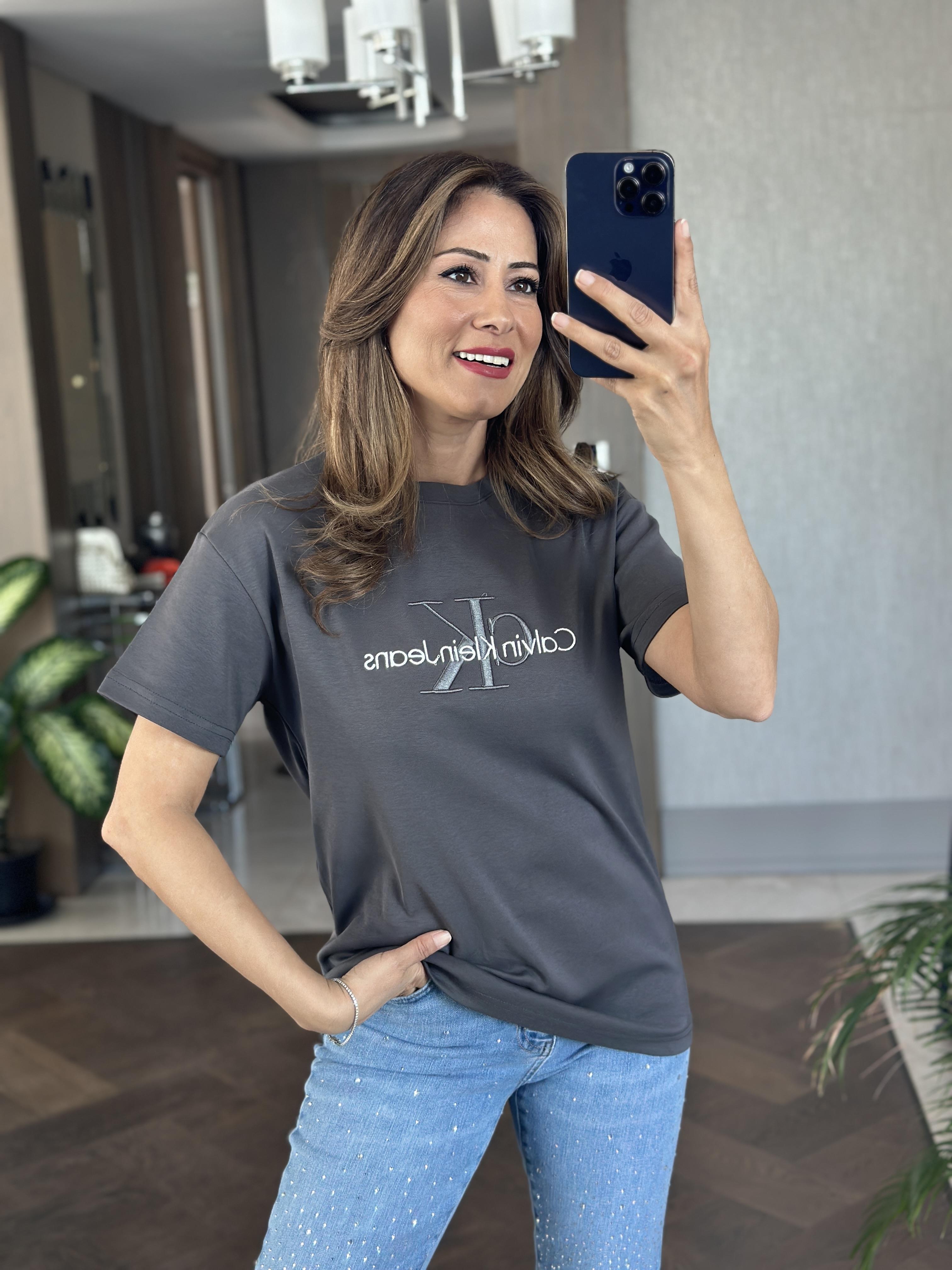 Antrasit Önü Kabartma Yazı Nakışlı Bisiklet Yaka Kısa Kol Kadın T-Shirt